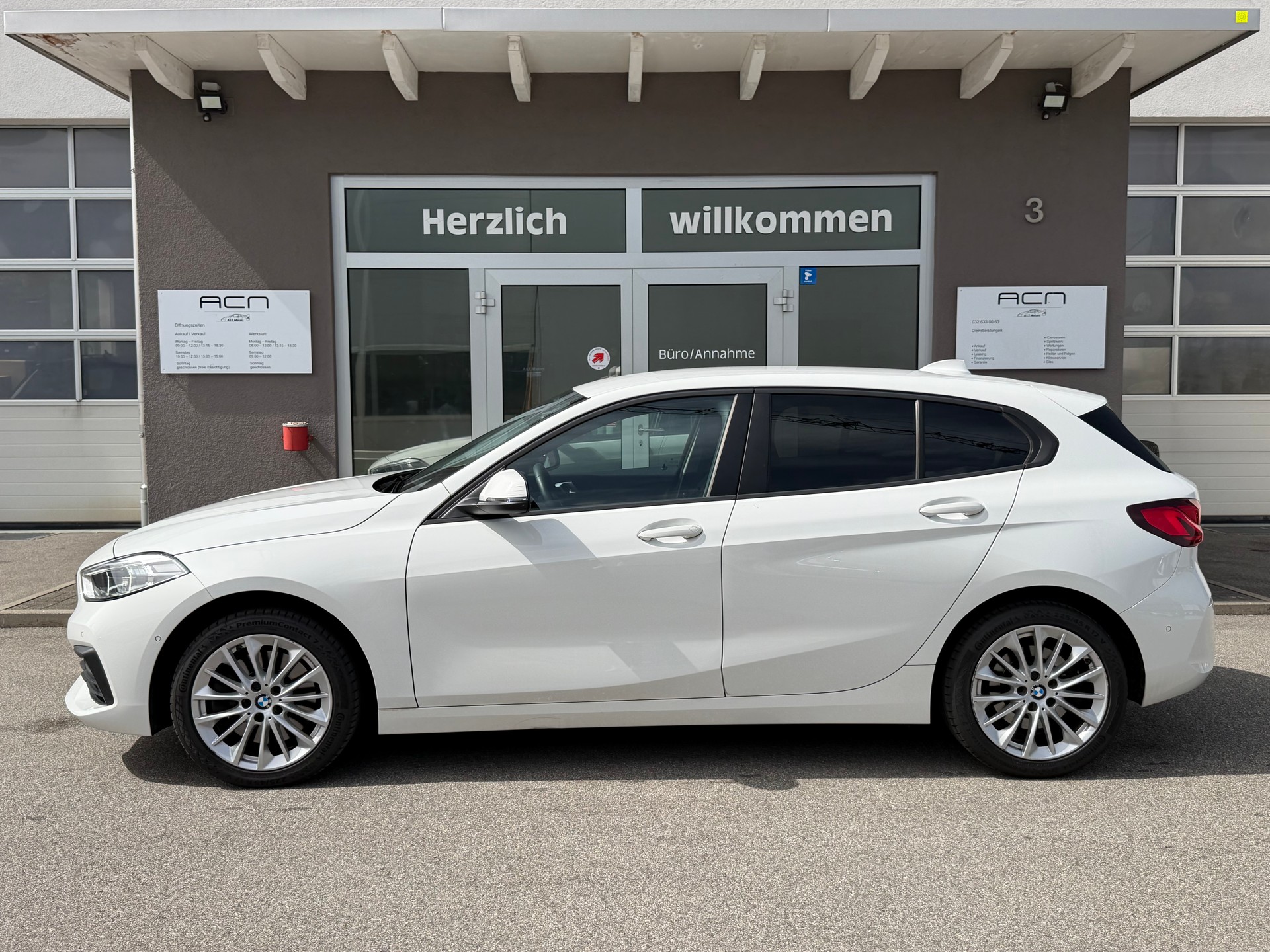 BMW 120i Steptronic-showroom-element-3