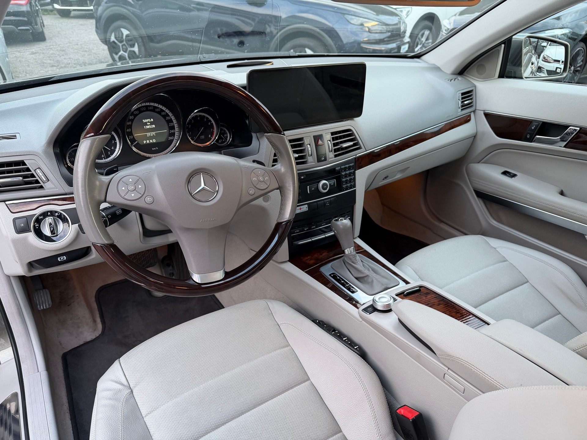 MERCEDES-BENZ E 200 CGI BlueEfficiency Automatic-image-13