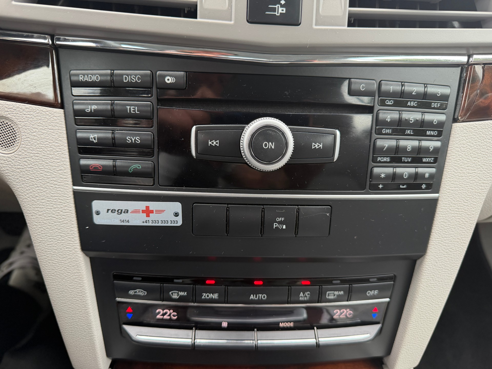MERCEDES-BENZ E 200 CGI BlueEfficiency Automatic-image-21