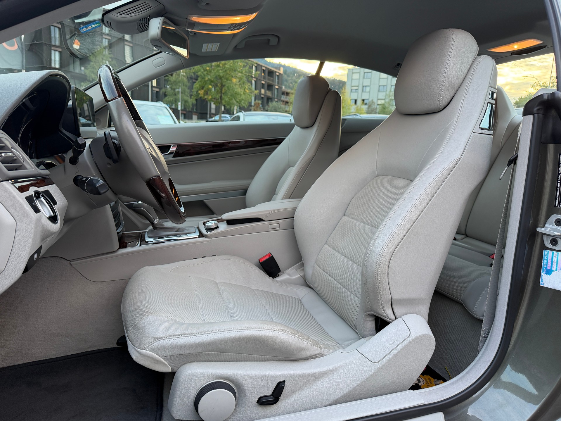 MERCEDES-BENZ E 200 CGI BlueEfficiency Automatic-image-12