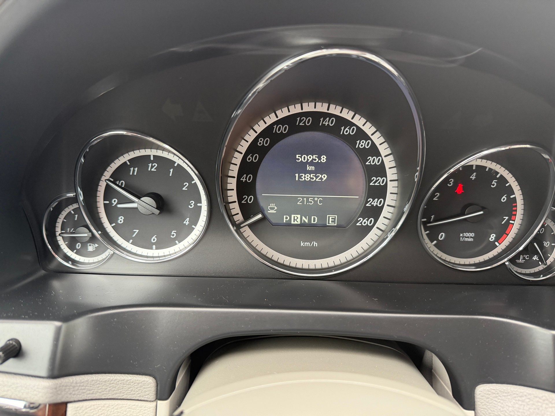 MERCEDES-BENZ E 200 CGI BlueEfficiency Automatic-image-19