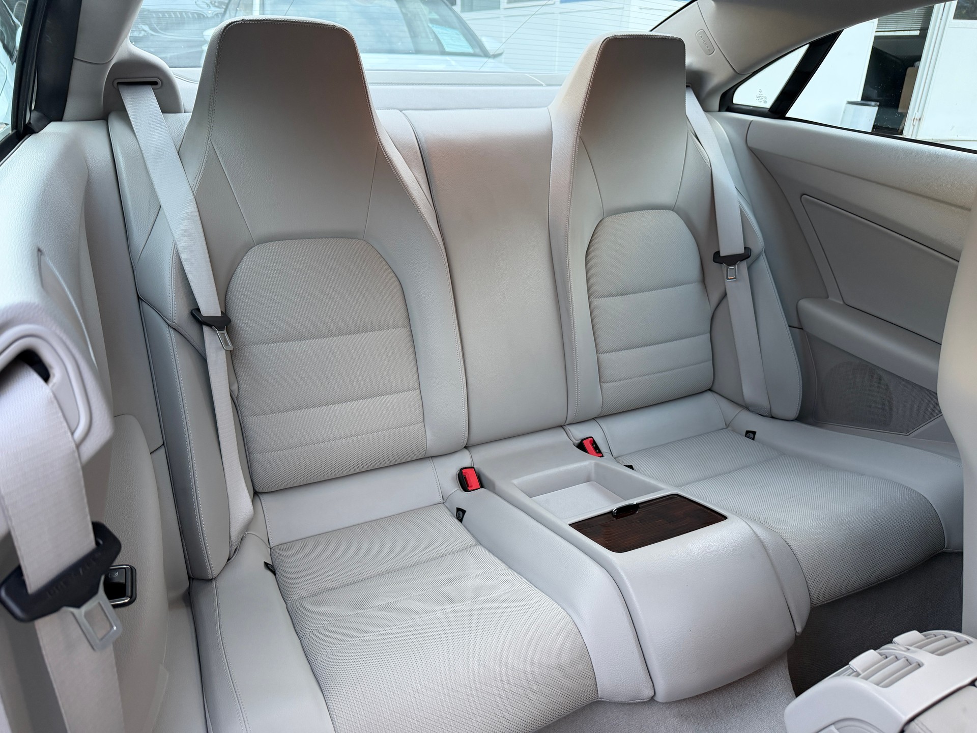 MERCEDES-BENZ E 200 CGI BlueEfficiency Automatic-image-16