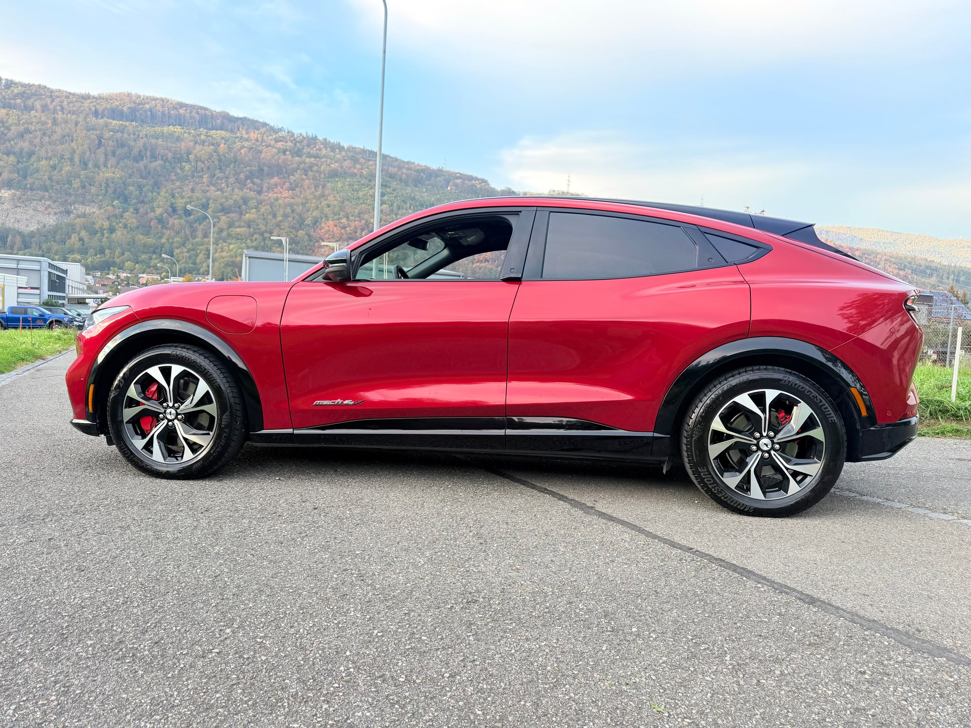 FORD 4X4 !! "MUSTANG MACH-E PREMIUM" MIT 371 PS. AWD 88 kWh. GROSSE BATTERIE !! NUR 15`500 KM !! NEUWERTIG 4X4 !! REICHWEITE 550 KM.-image-23