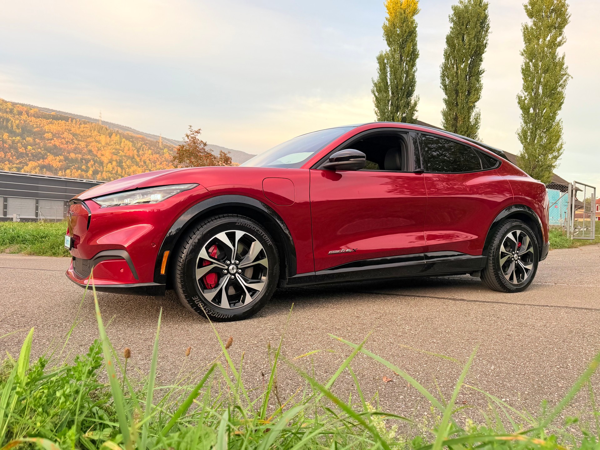 FORD 4X4 !! "MUSTANG MACH-E PREMIUM" MIT 371 PS. AWD 88 kWh. GROSSE BATTERIE !! NUR 15`500 KM !! NEUWERTIG 4X4 !! REICHWEITE 550 KM.-showroom-element-1
