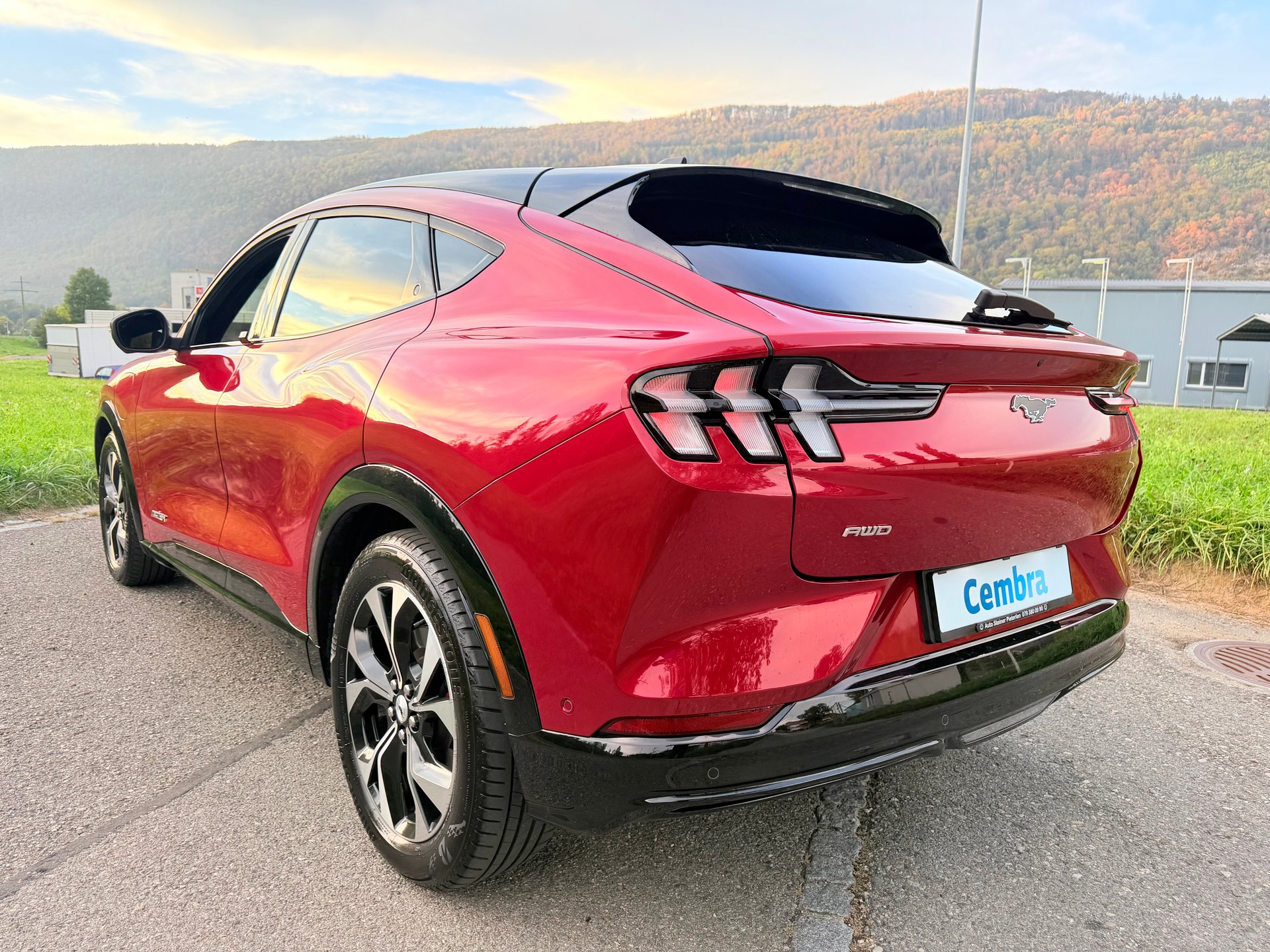 FORD 4X4 !! "MUSTANG MACH-E PREMIUM" MIT 371 PS. AWD 88 kWh. GROSSE BATTERIE !! NUR 15`500 KM !! NEUWERTIG 4X4 !! REICHWEITE 550 KM.-image-21