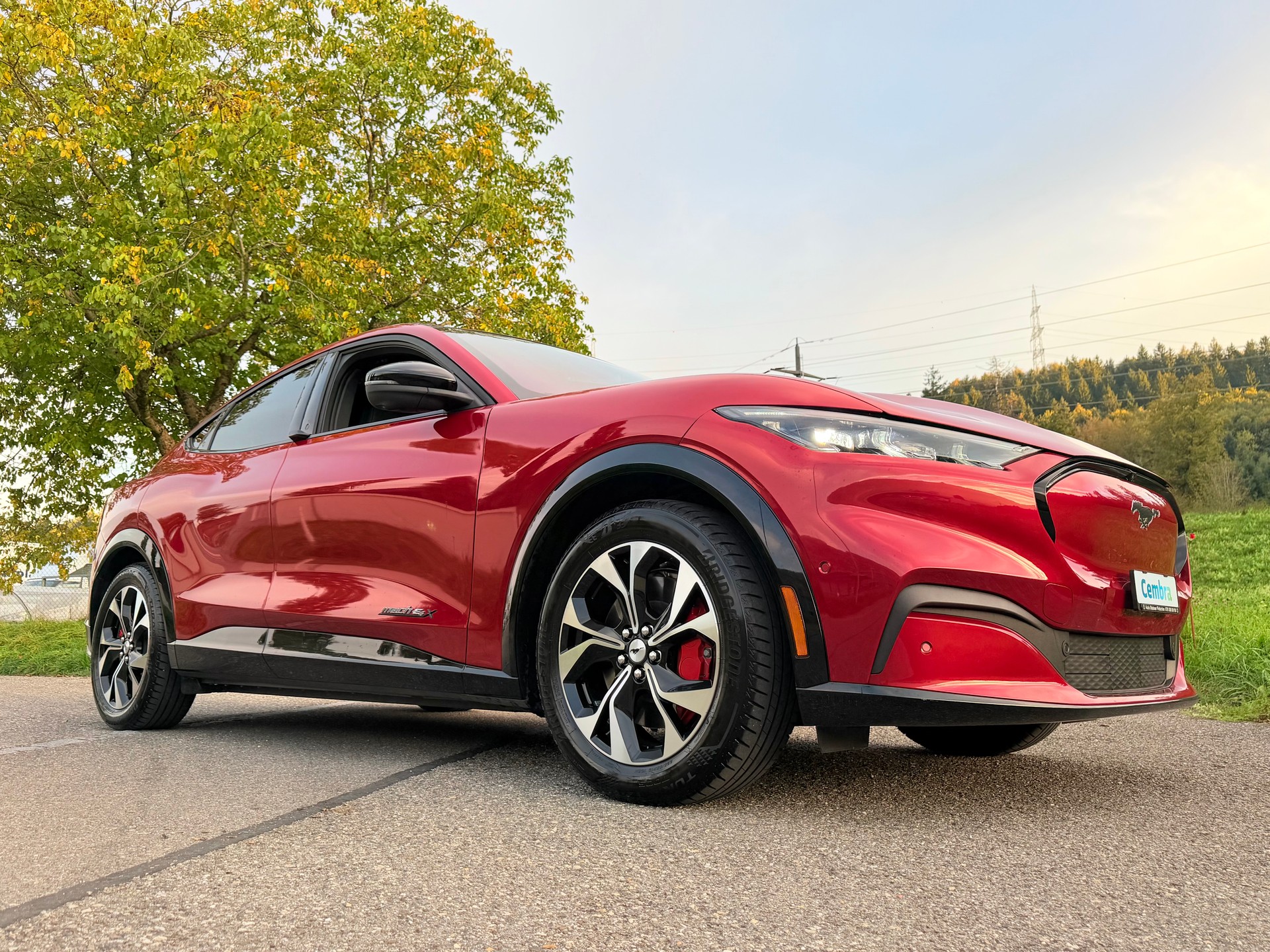 FORD 4X4 !! "MUSTANG MACH-E PREMIUM" MIT 371 PS. AWD 88 kWh. GROSSE BATTERIE !! NUR 15`500 KM !! NEUWERTIG 4X4 !! REICHWEITE 550 KM.-image-9