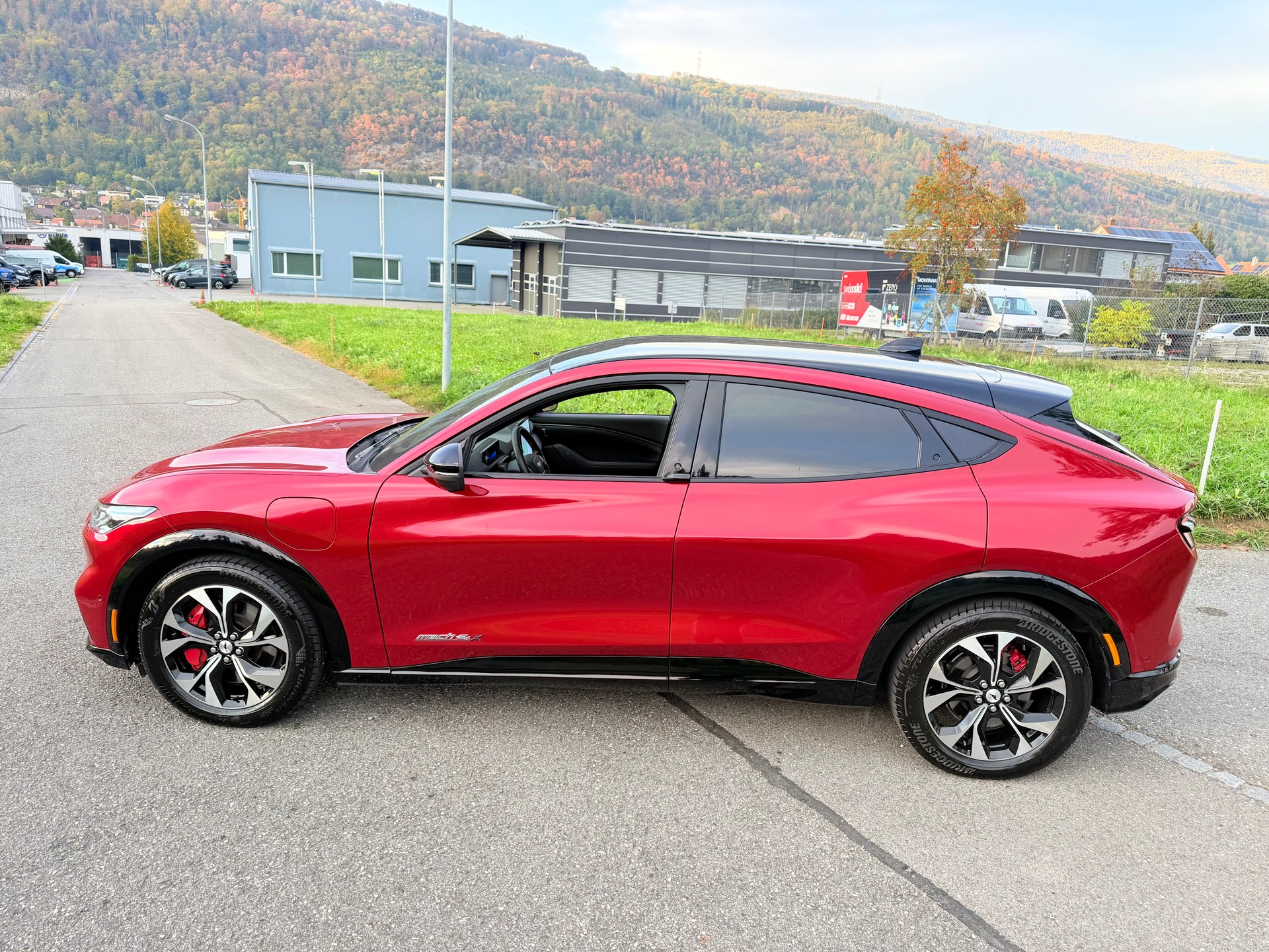 FORD 4X4 !! "MUSTANG MACH-E PREMIUM" MIT 371 PS. AWD 88 kWh. GROSSE BATTERIE !! NUR 15`500 KM !! NEUWERTIG 4X4 !! REICHWEITE 550 KM.-image-26