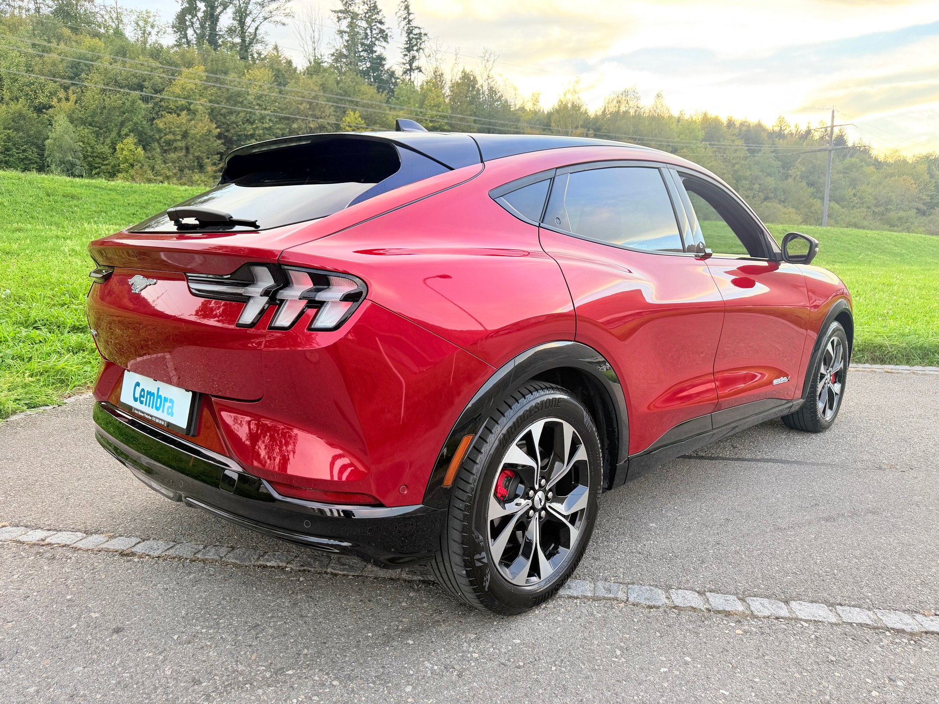 FORD 4X4 !! "MUSTANG MACH-E PREMIUM" MIT 371 PS. AWD 88 kWh. GROSSE BATTERIE !! NUR 15`500 KM !! NEUWERTIG 4X4 !! REICHWEITE 550 KM.-image-29