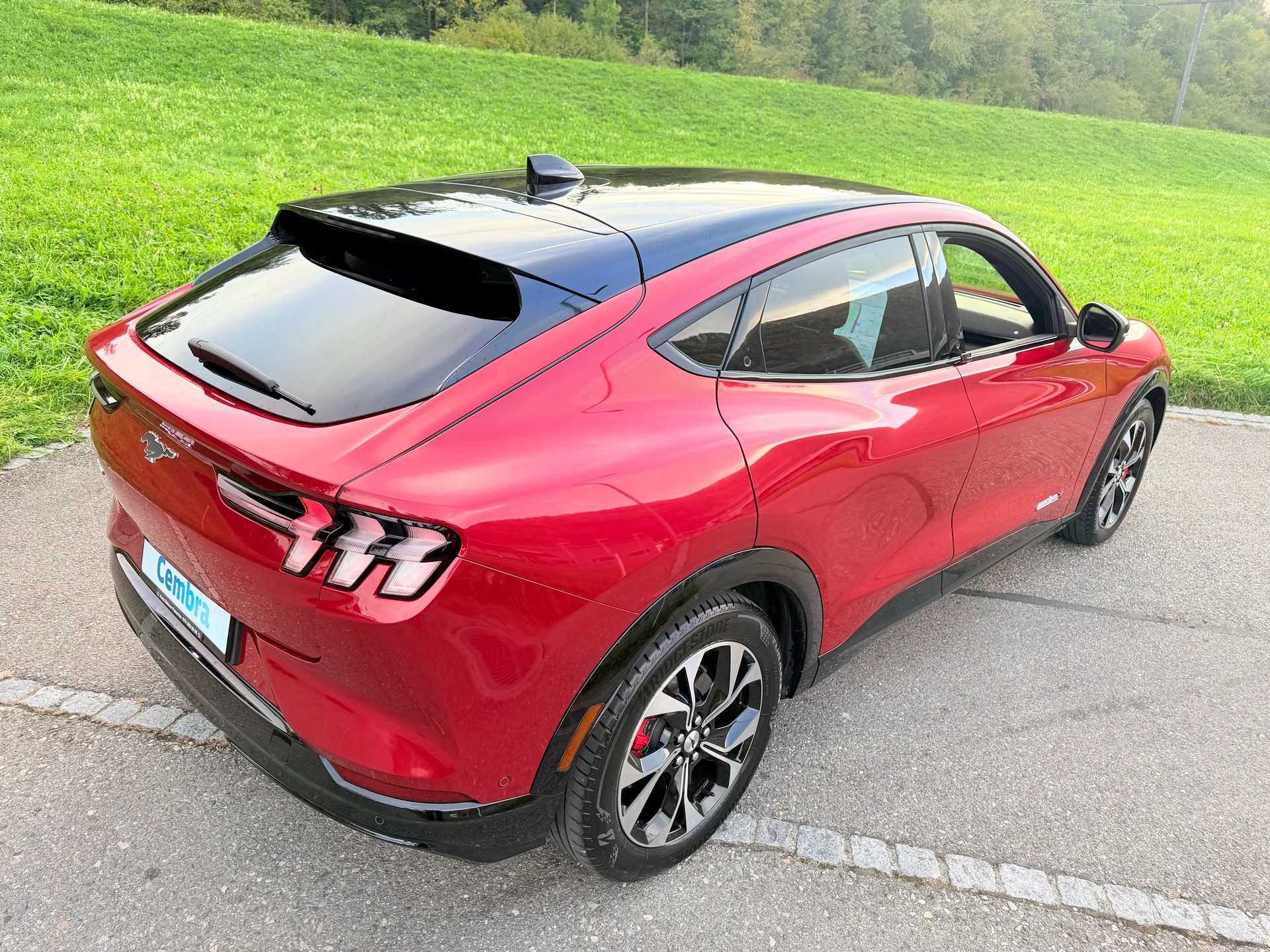 FORD 4X4 !! "MUSTANG MACH-E PREMIUM" MIT 371 PS. AWD 88 kWh. GROSSE BATTERIE !! NUR 15`500 KM !! NEUWERTIG 4X4 !! REICHWEITE 550 KM.-image-28
