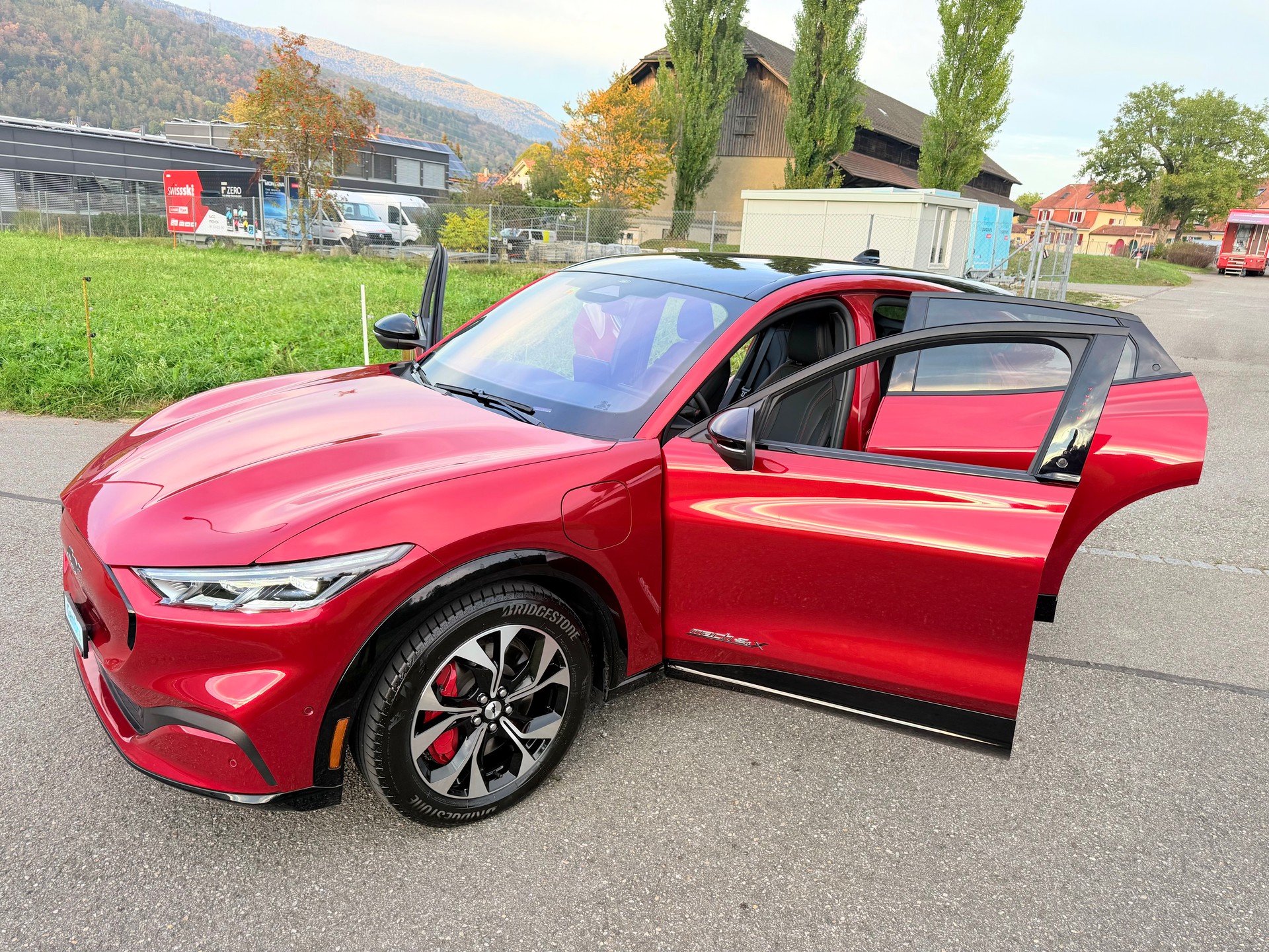 FORD 4X4 !! "MUSTANG MACH-E PREMIUM" MIT 371 PS. AWD 88 kWh. GROSSE BATTERIE !! NUR 15`500 KM !! NEUWERTIG 4X4 !! REICHWEITE 550 KM.-image-15