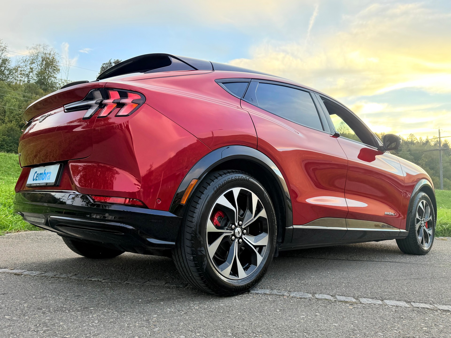 FORD 4X4 !! "MUSTANG MACH-E PREMIUM" MIT 371 PS. AWD 88 kWh. GROSSE BATTERIE !! NUR 15`500 KM !! NEUWERTIG 4X4 !! REICHWEITE 550 KM.-image-7