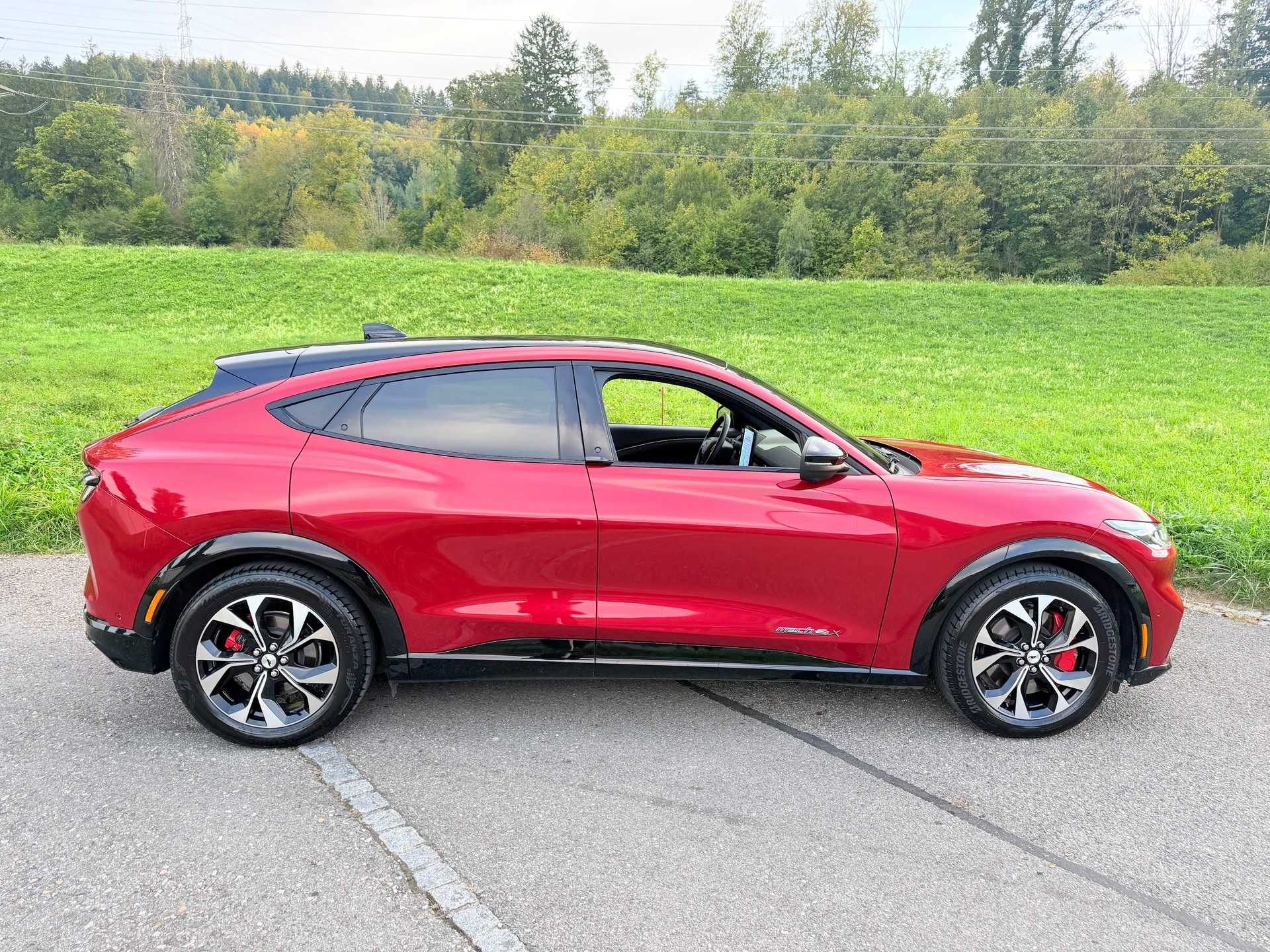FORD 4X4 !! "MUSTANG MACH-E PREMIUM" MIT 371 PS. AWD 88 kWh. GROSSE BATTERIE !! NUR 15`500 KM !! NEUWERTIG 4X4 !! REICHWEITE 550 KM.-image-22