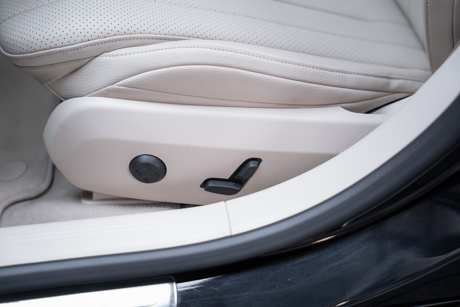 MERCEDES-BENZ E 220 d Avantgarde Limousine / Panorama-Glasdach / Hyperscreen / 360°Kamera-image-15