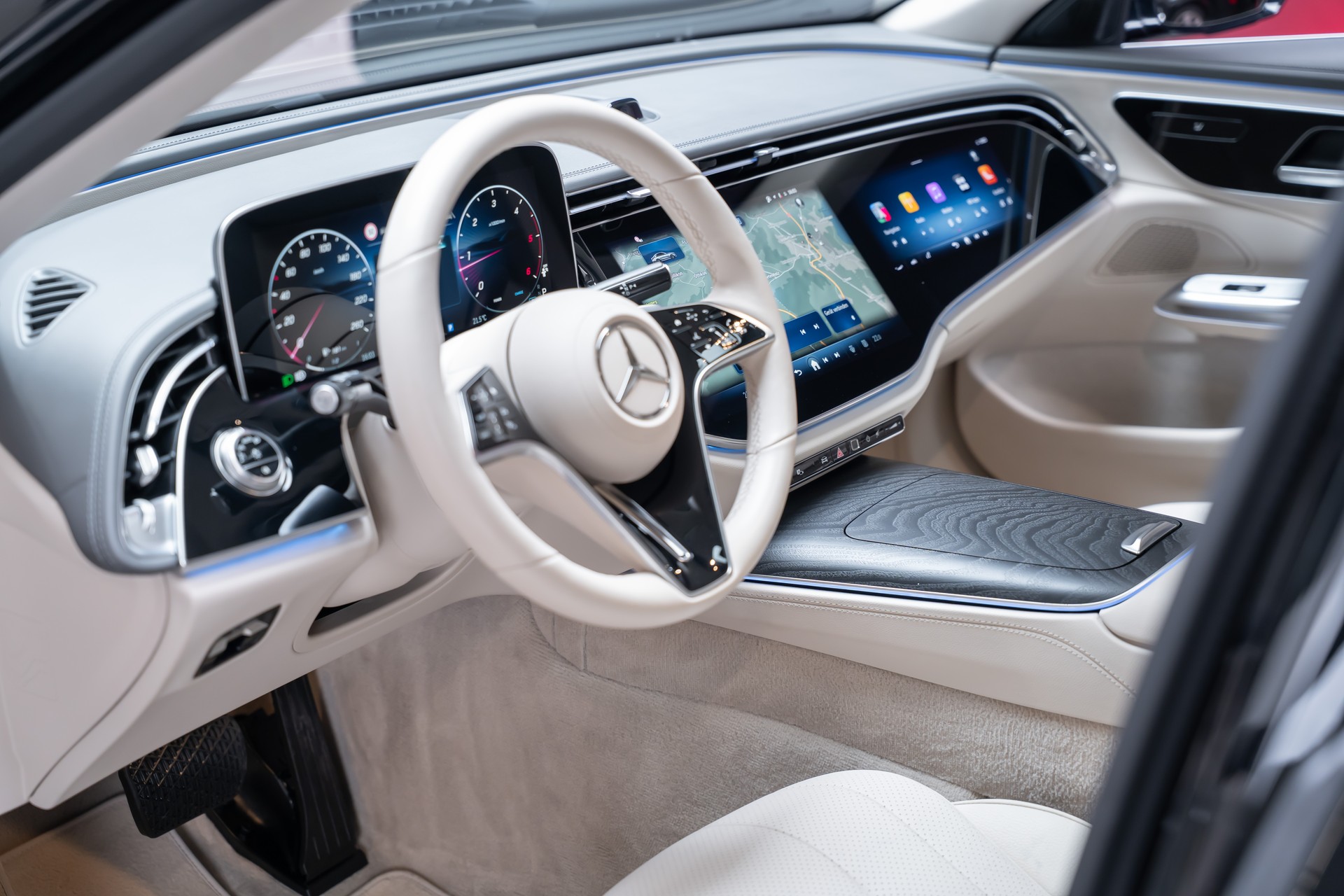 MERCEDES-BENZ E 220 d Avantgarde Limousine / Panorama-Glasdach / Hyperscreen / 360°Kamera-image-14