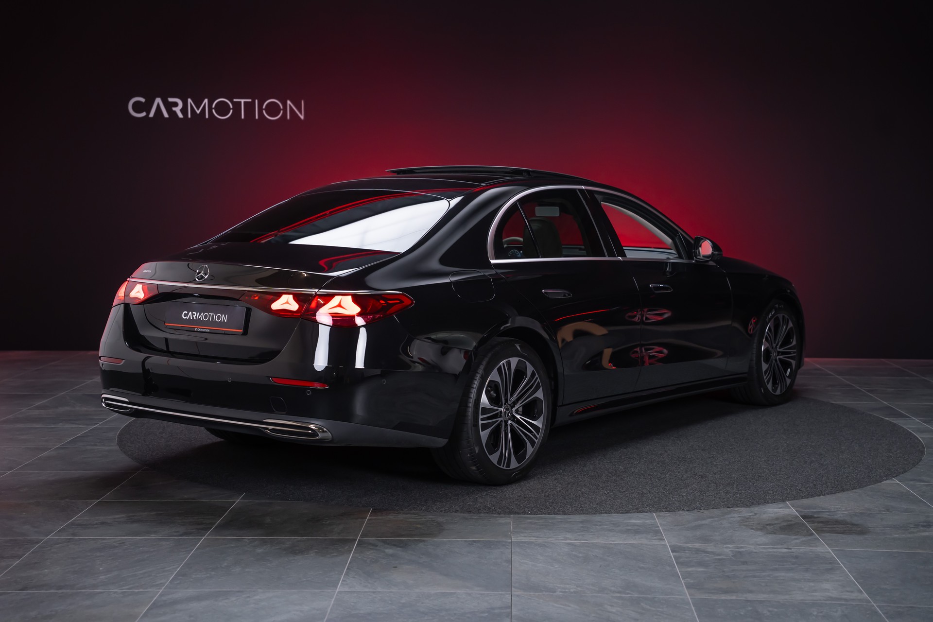 MERCEDES-BENZ E 220 d Avantgarde Limousine / Panorama-Glasdach / Hyperscreen / 360°Kamera-image-4