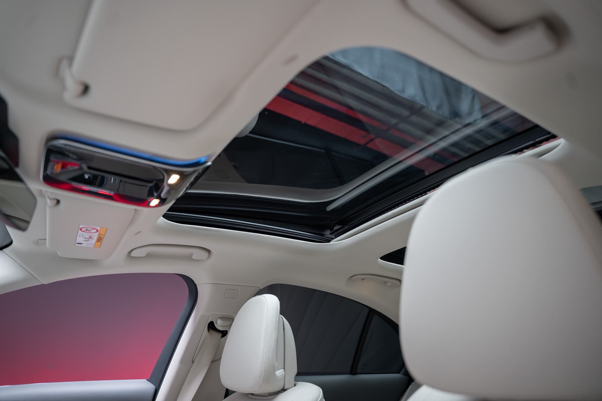 MERCEDES-BENZ E 220 d Avantgarde Limousine / Panorama-Glasdach / Hyperscreen / 360°Kamera-image-12