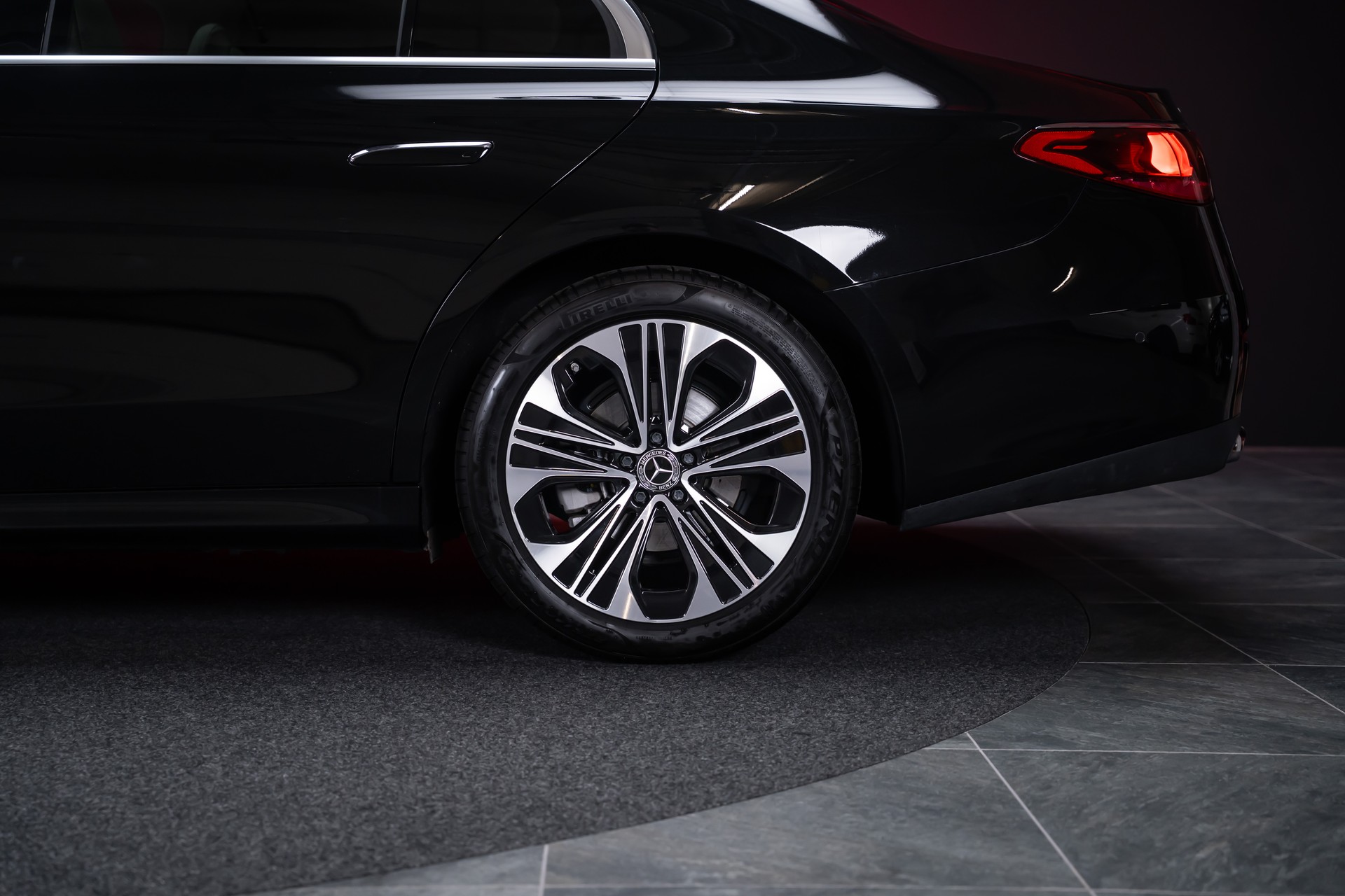 MERCEDES-BENZ E 220 d Avantgarde Limousine / Panorama-Glasdach / Hyperscreen / 360°Kamera-image-37