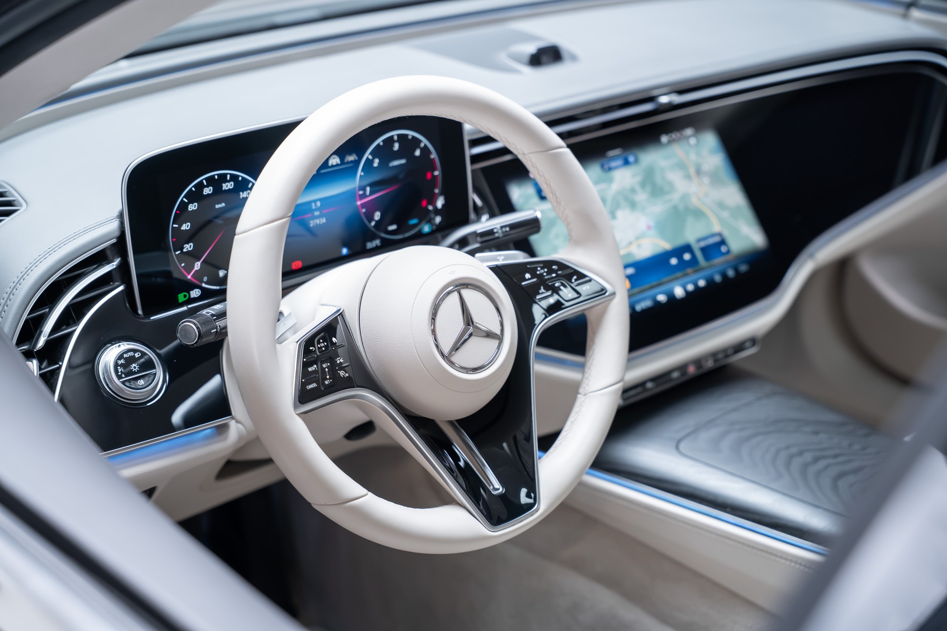 MERCEDES-BENZ E 220 d Avantgarde Limousine / Panorama-Glasdach / Hyperscreen / 360°Kamera-image-13