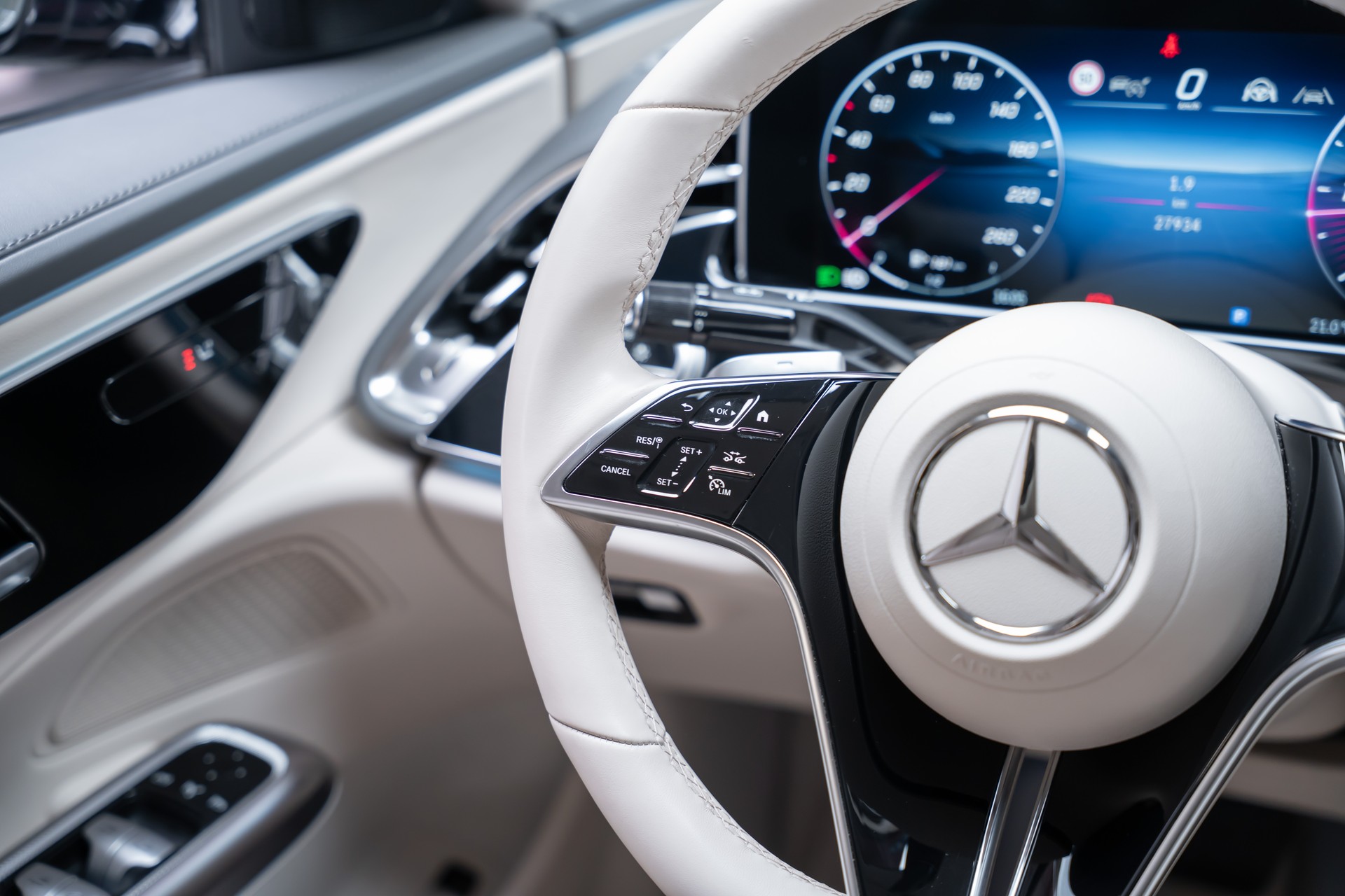 MERCEDES-BENZ E 220 d Avantgarde Limousine / Panorama-Glasdach / Hyperscreen / 360°Kamera-image-25