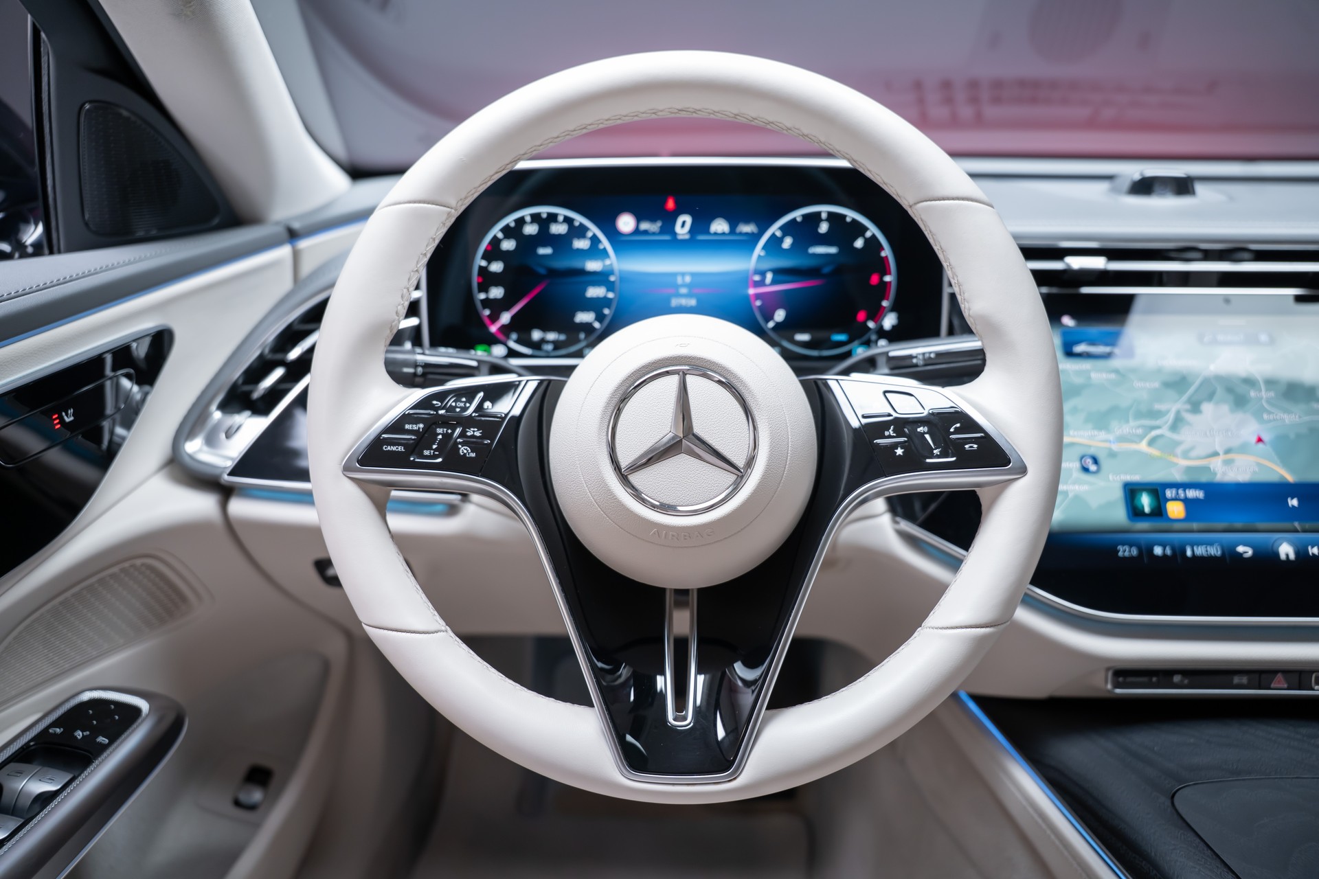 MERCEDES-BENZ E 220 d Avantgarde Limousine / Panorama-Glasdach / Hyperscreen / 360°Kamera-image-24