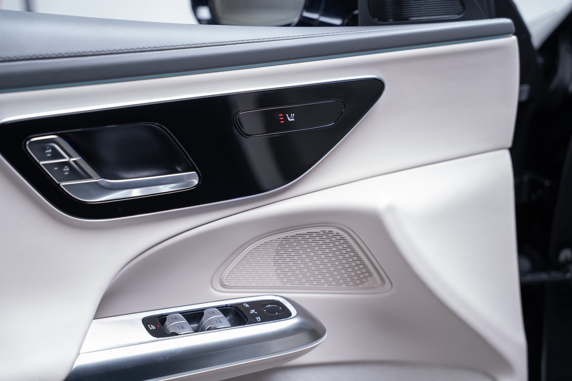 MERCEDES-BENZ E 220 d Avantgarde Limousine / Panorama-Glasdach / Hyperscreen / 360°Kamera-image-16