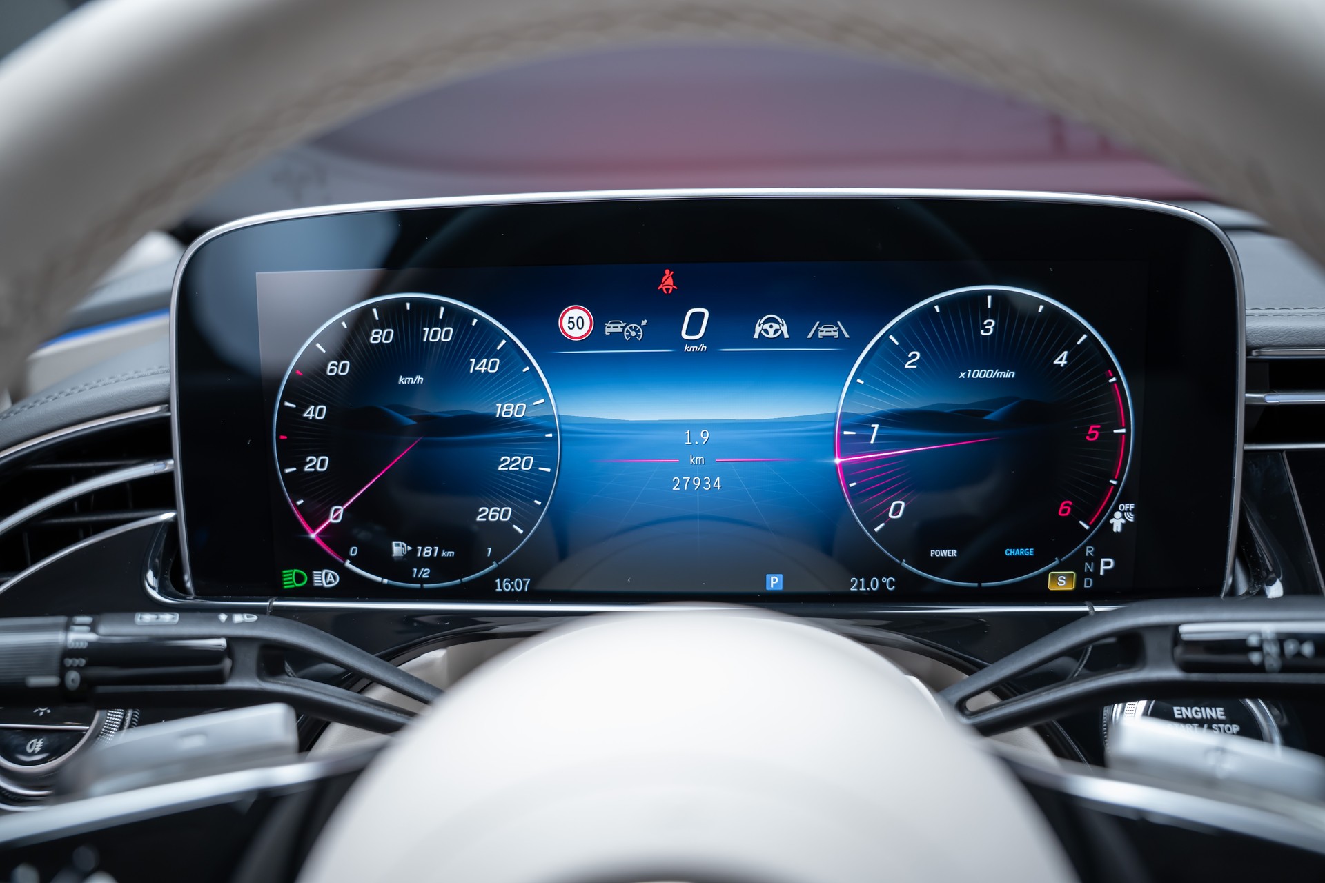 MERCEDES-BENZ E 220 d Avantgarde Limousine / Panorama-Glasdach / Hyperscreen / 360°Kamera-image-27
