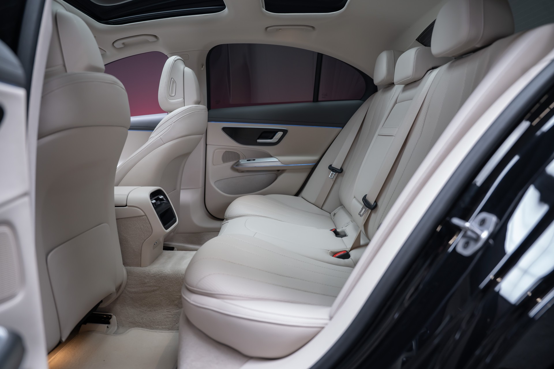 MERCEDES-BENZ E 220 d Avantgarde Limousine / Panorama-Glasdach / Hyperscreen / 360°Kamera-image-17