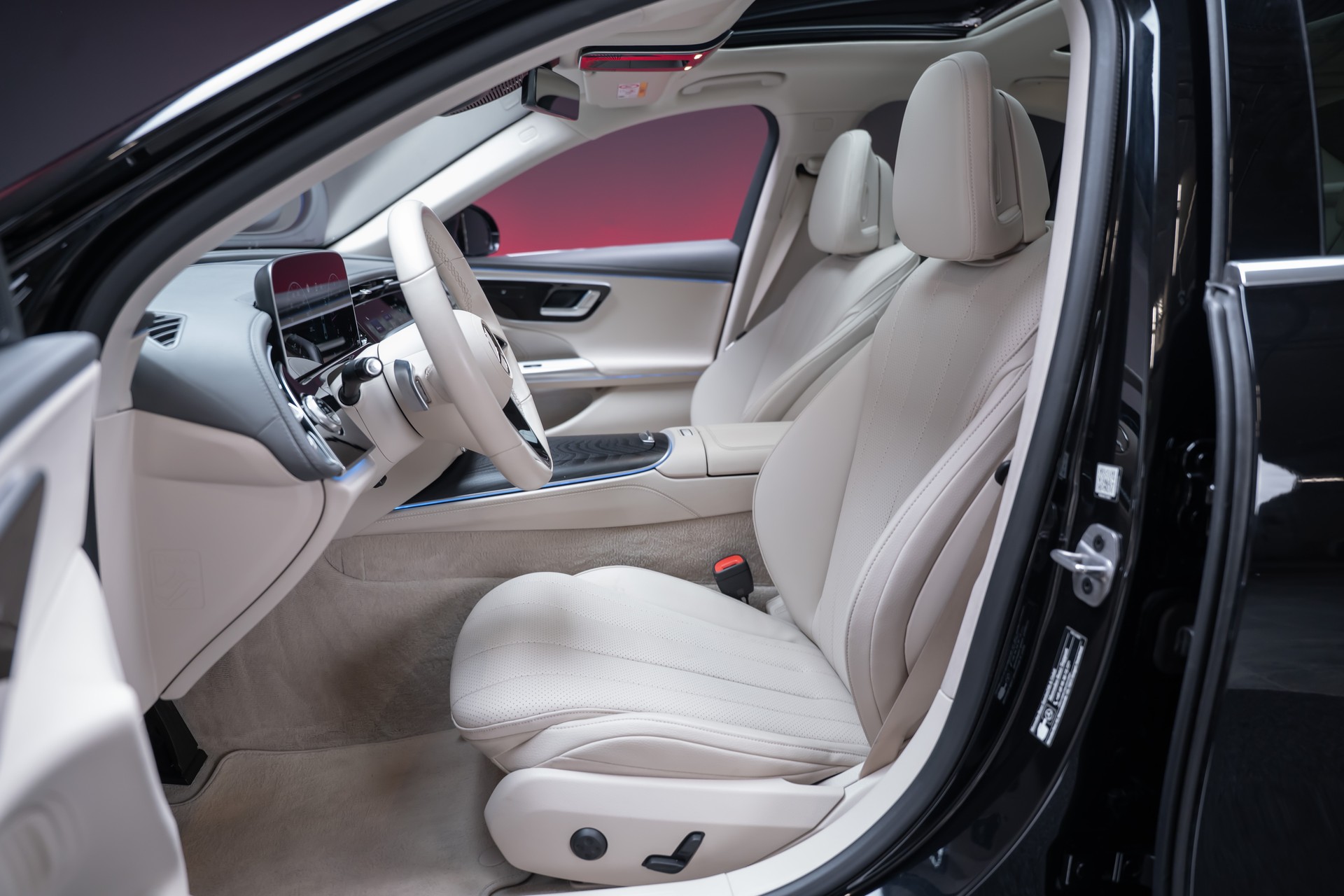 MERCEDES-BENZ E 220 d Avantgarde Limousine / Panorama-Glasdach / Hyperscreen / 360°Kamera-image-11
