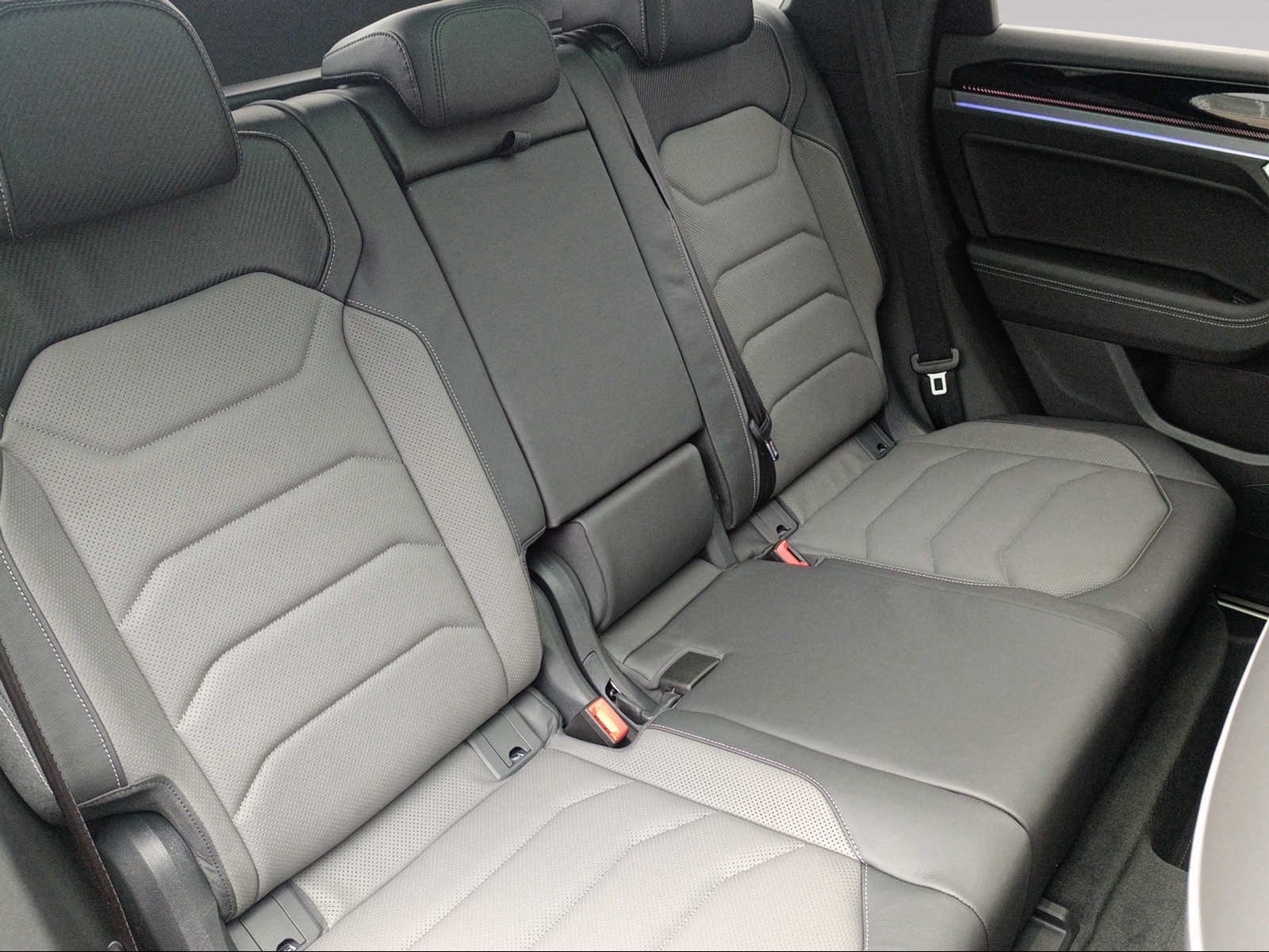 VW Touareg 3.0 TSI R-Line Tiptronic-image-9