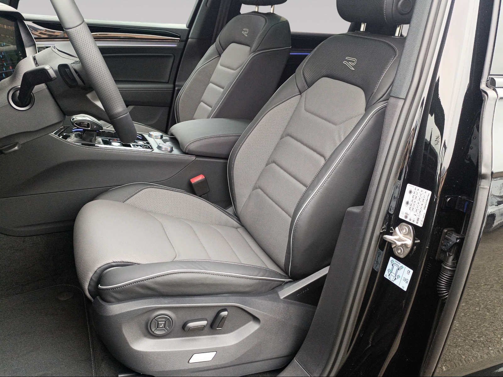 VW Touareg 3.0 TSI R-Line Tiptronic-image-7