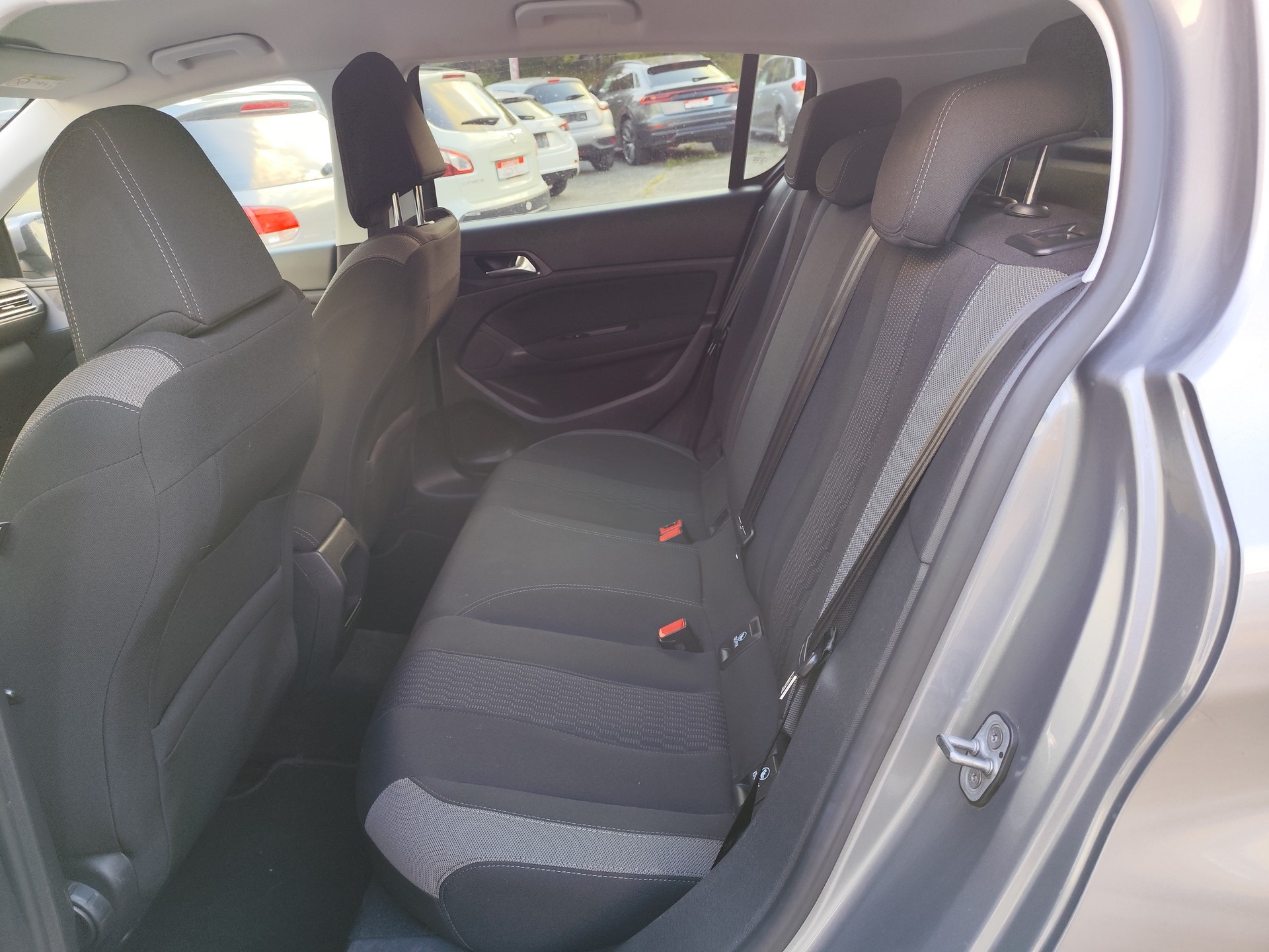 PEUGEOT 308 1.6 BlueHDI - STYLE - START & STOP-image-9