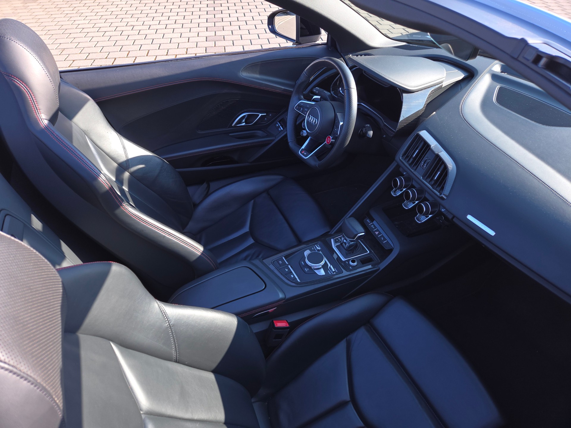 AUDI R8 Spyder performance S-Tronic-image-9