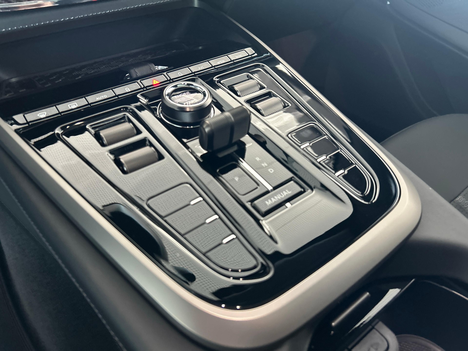 ASTON MARTIN DBX 707 4.0 V8 Bi-Turbo-image-13