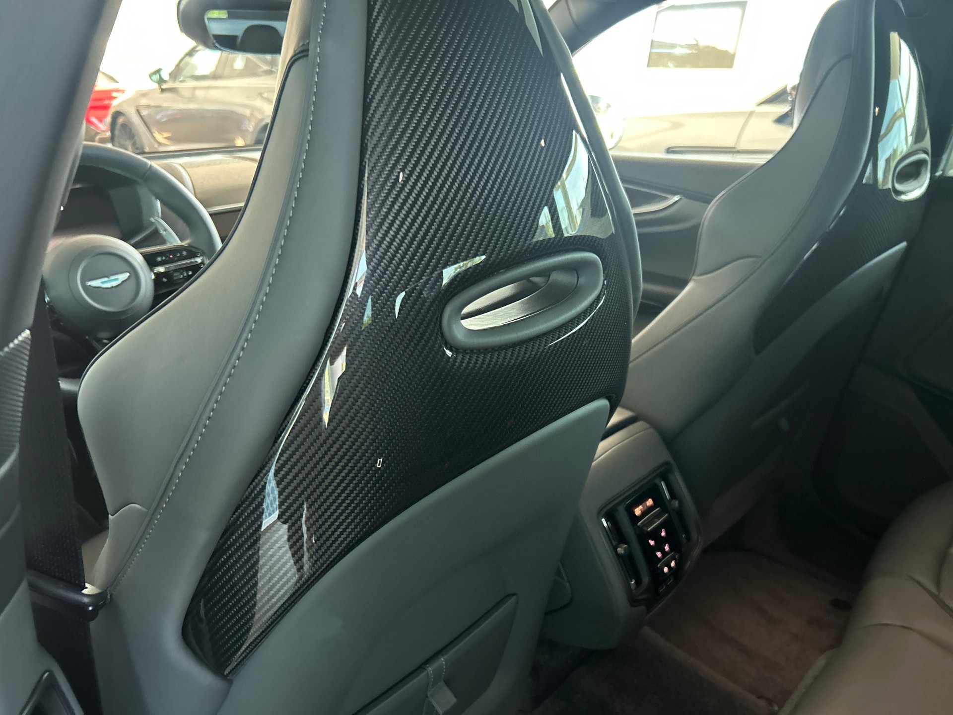 ASTON MARTIN DBX 707 4.0 V8 Bi-Turbo-image-18