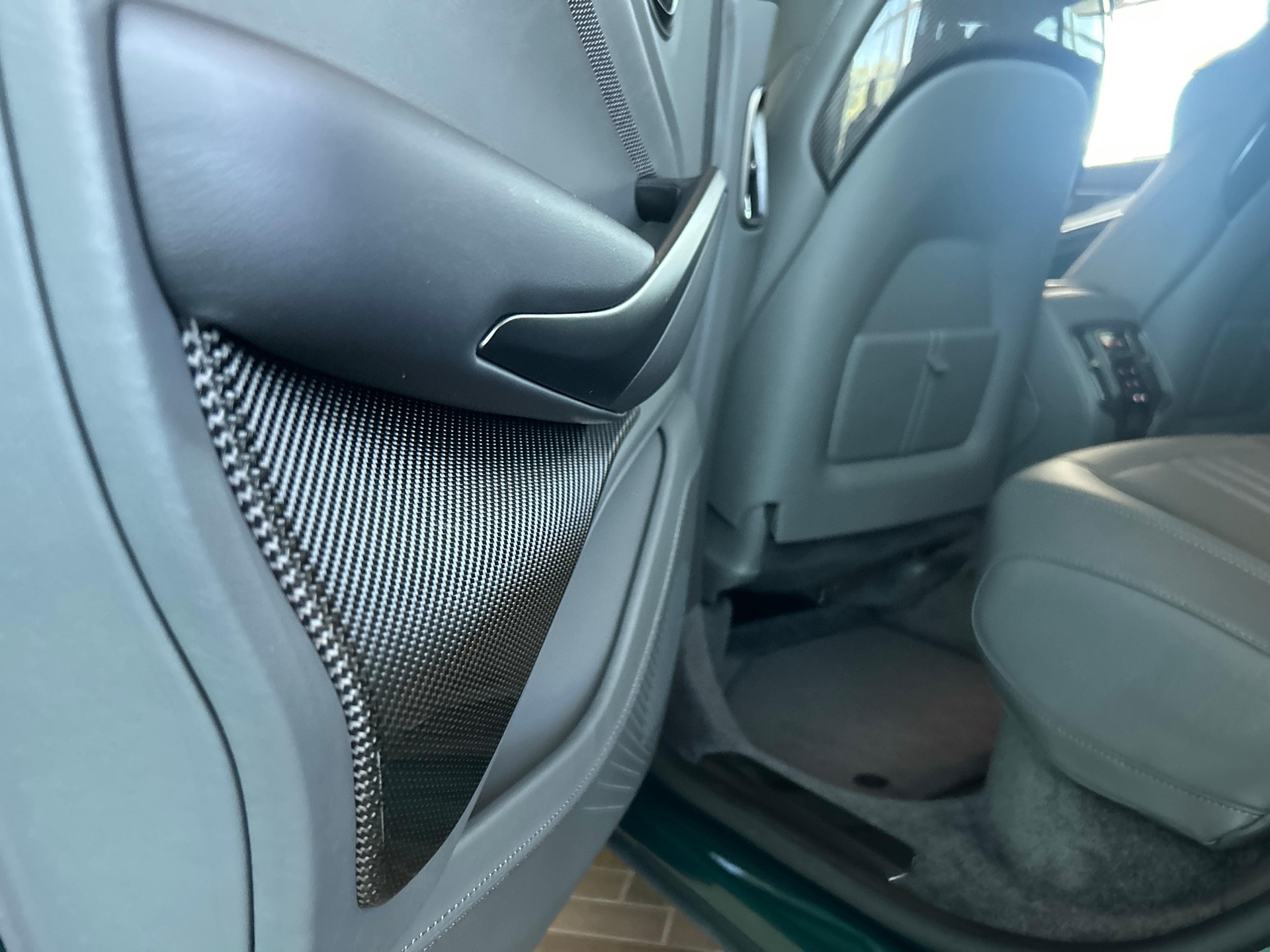 ASTON MARTIN DBX 707 4.0 V8 Bi-Turbo-image-19