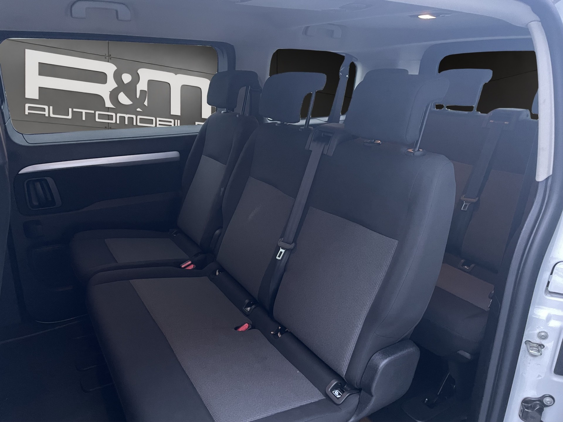 PEUGEOT Traveller 2.0 BlueHDi Business Standard EAT9-image-6