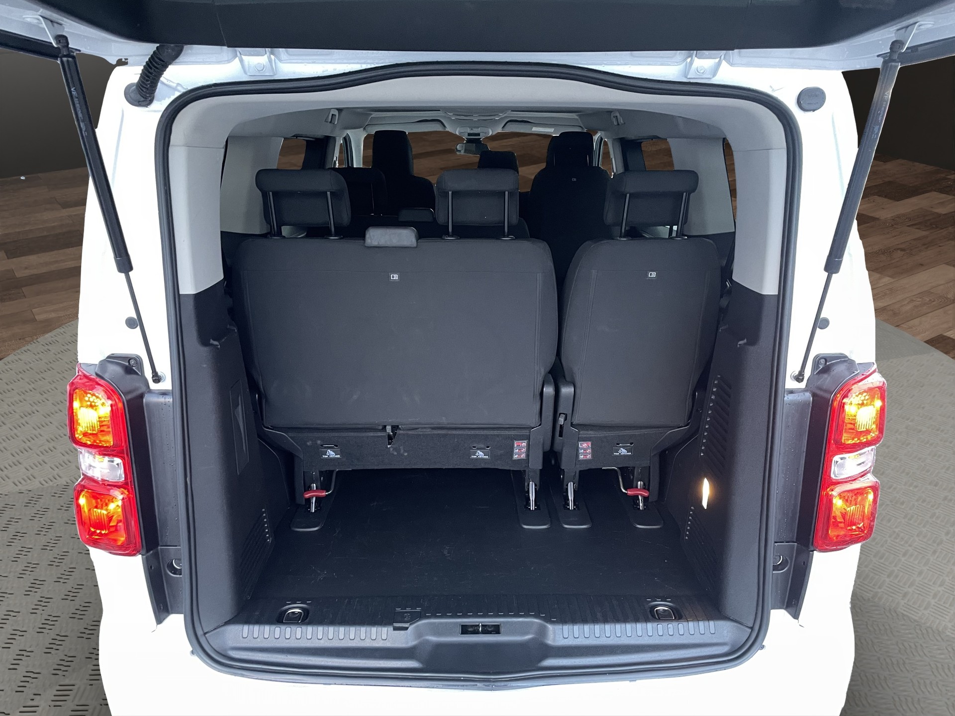 PEUGEOT Traveller 2.0 BlueHDi Business Standard EAT9-showroom-element-3