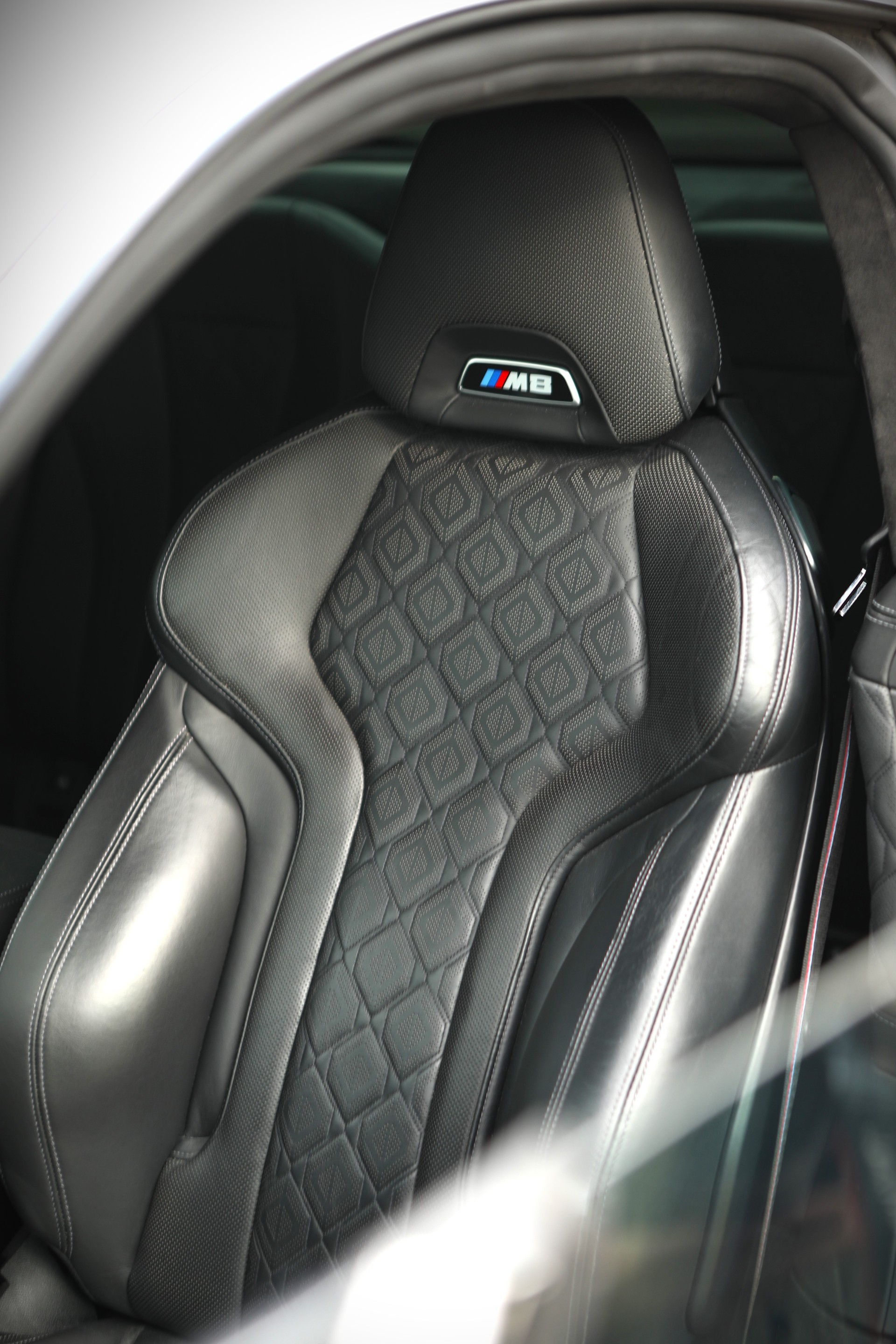 BMW M8 xDrive Steptronic M Competition-image-7