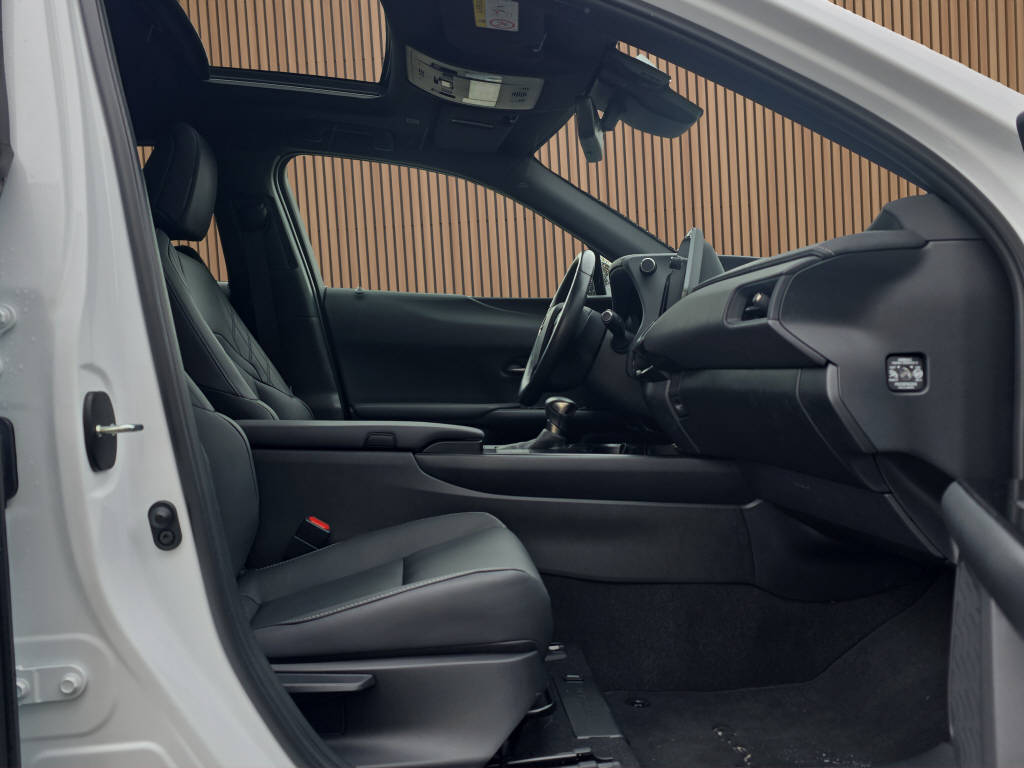 LEXUS UX 250h F-Line-image-13