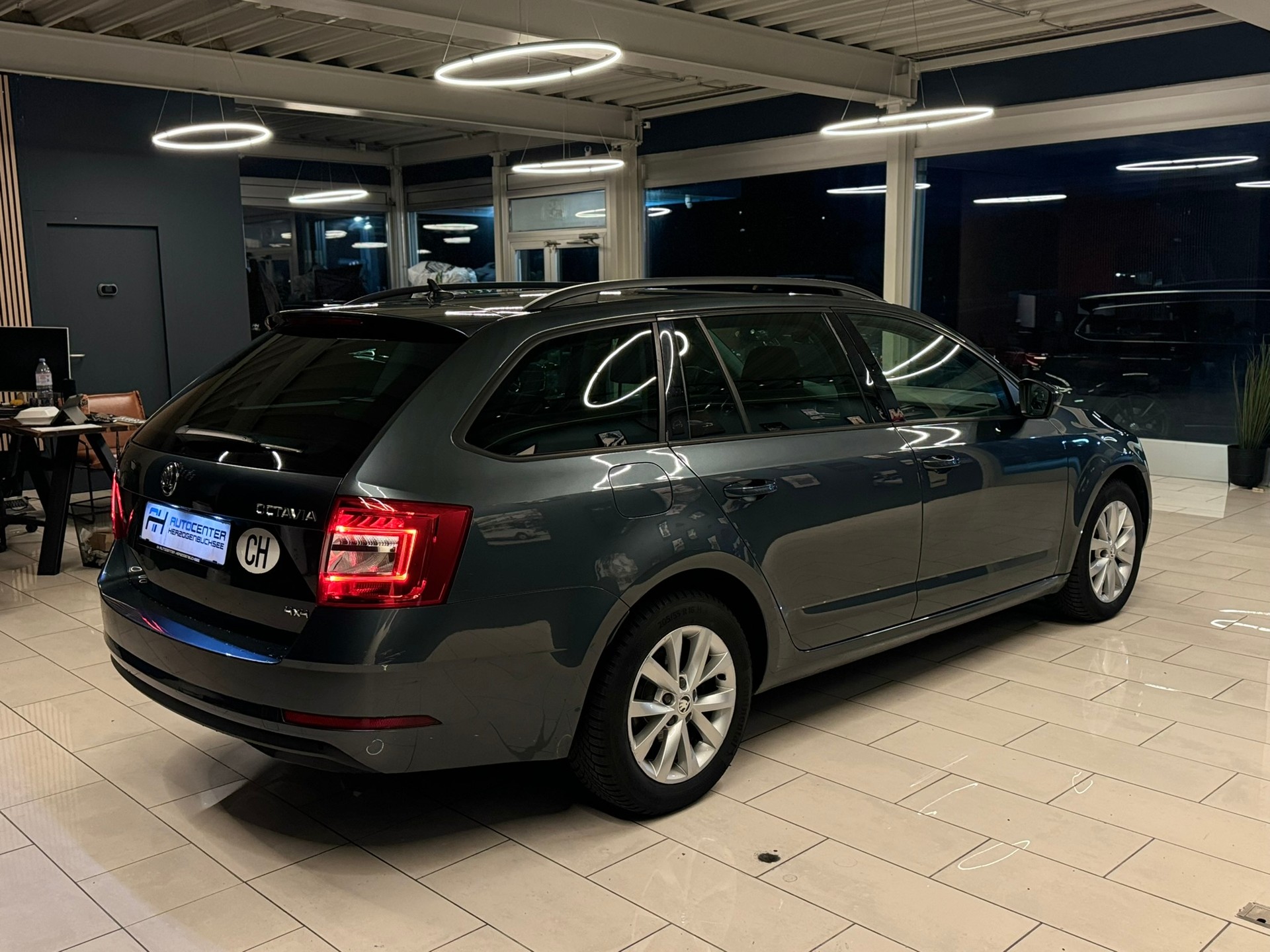 SKODA Octavia Combi 2.0 TDI Style 4x4-image-6