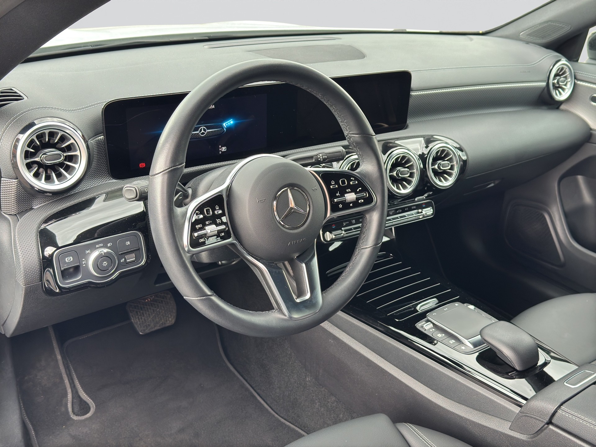 MERCEDES-BENZ CLA 180 Progressive Night 7G-DCT-image-6