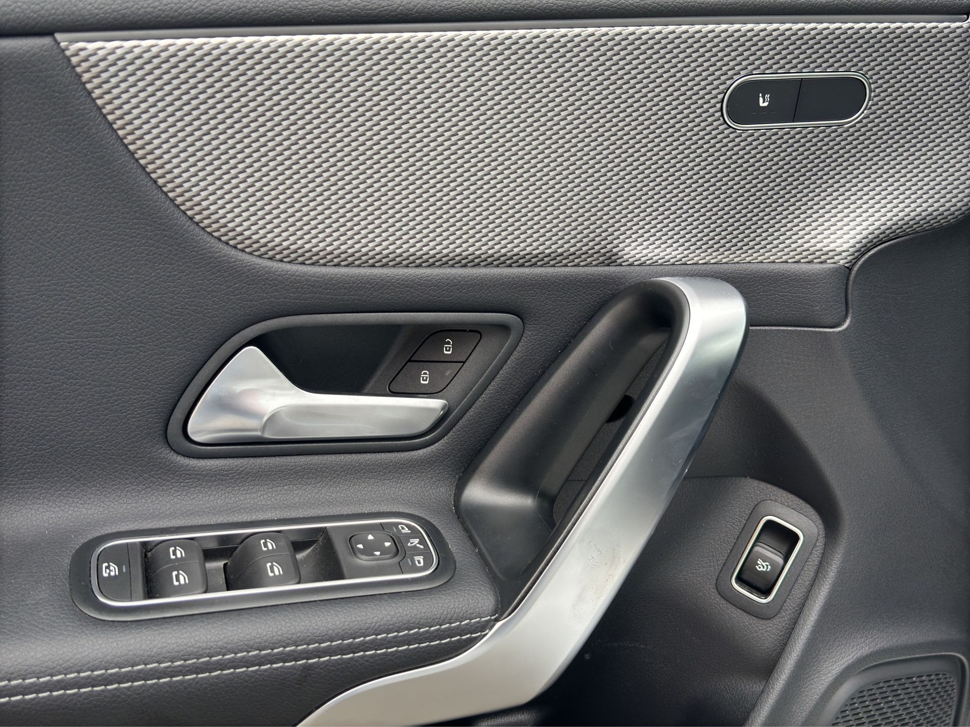 MERCEDES-BENZ CLA 180 Progressive Night 7G-DCT-image-8