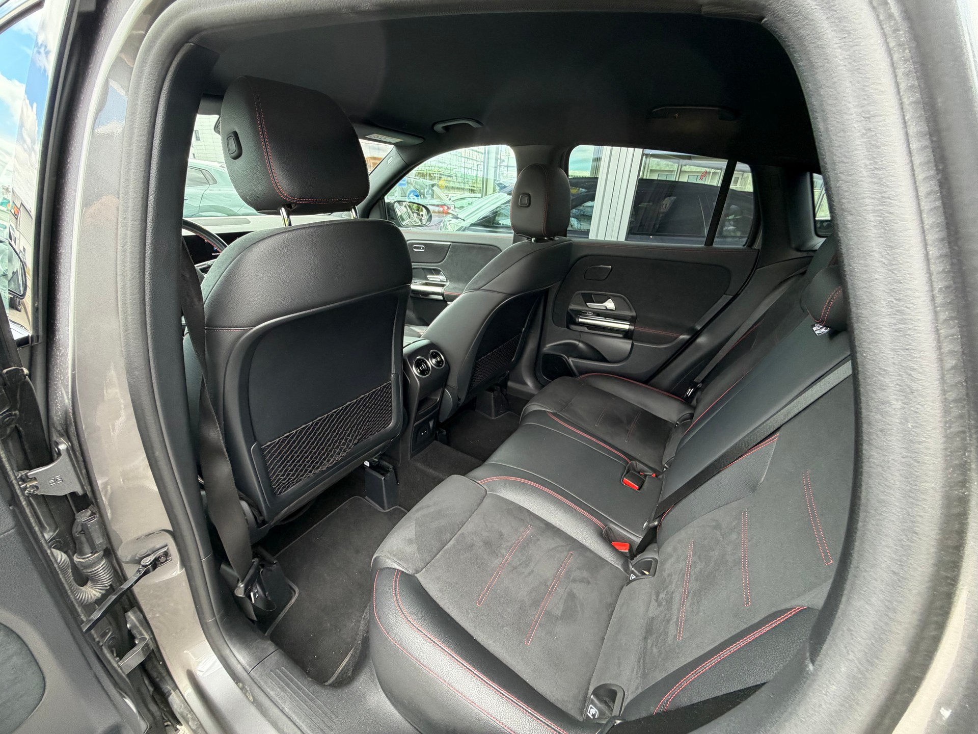 MERCEDES-BENZ GLA 250 4Matic AMG Line 8G-DCT-image-14