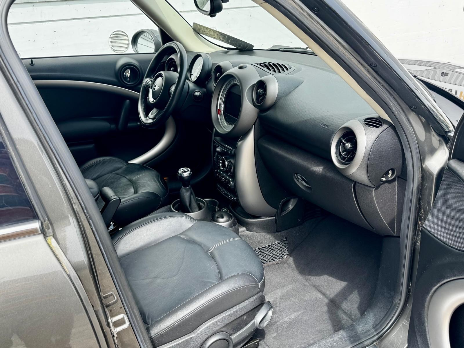 MINI Countryman Cooper FWD-image-11