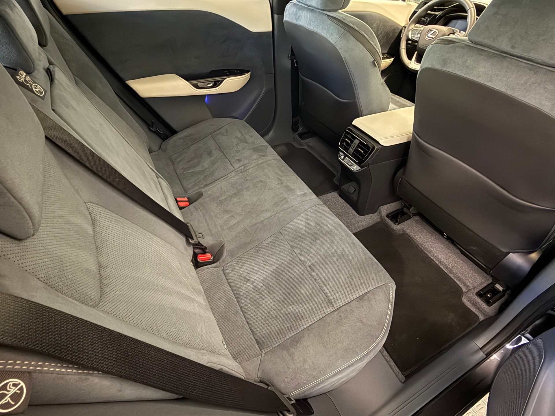 LEXUS RZ 450e 71,4 KW AWD Excellence-image-12