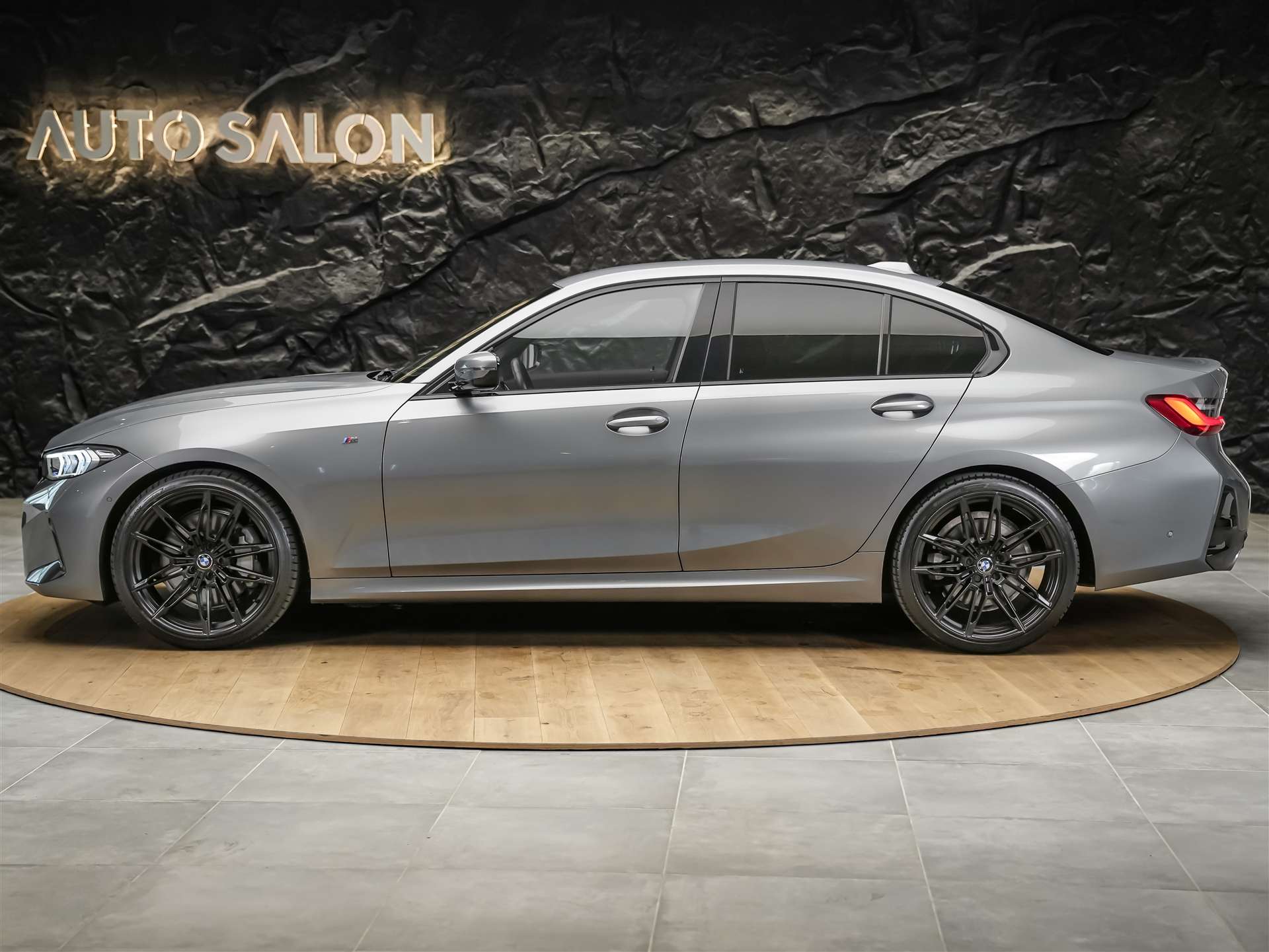 BMW 330d xDrive M Sport *Facelift*20"Zoll*Rückfahrkamera*-showroom-element-2