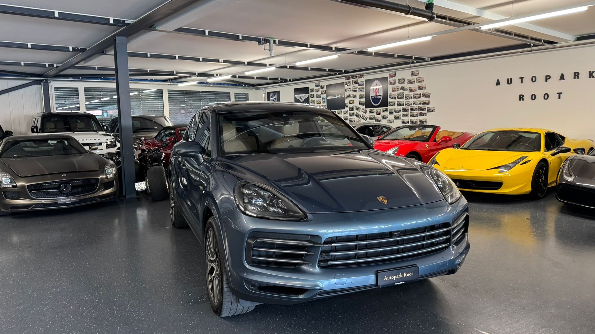 PORSCHE Cayenne E-Hybrid-showroom-element-2