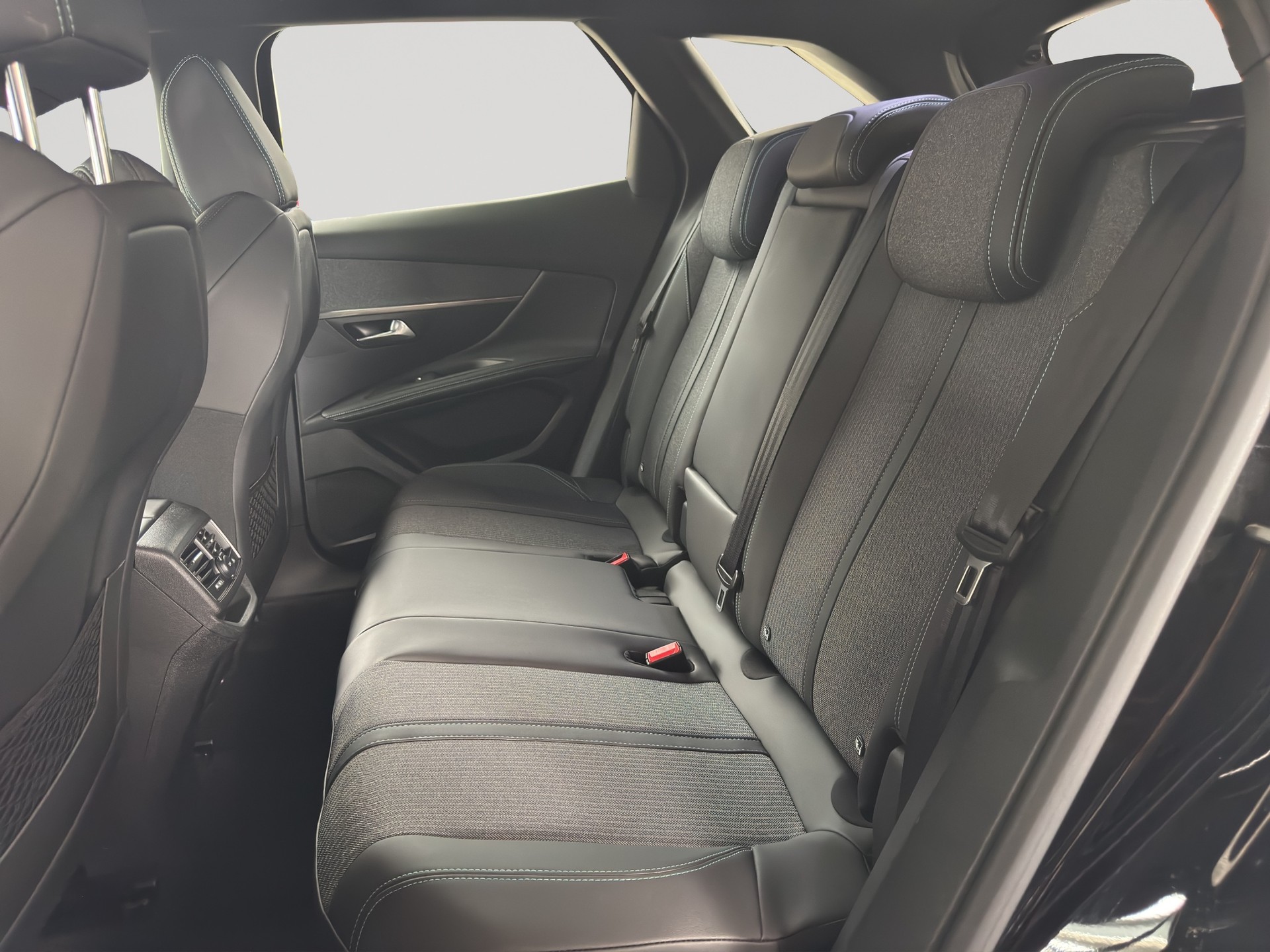 PEUGEOT 3008 1.2 PureTech Allure Pack EAT8-image-7