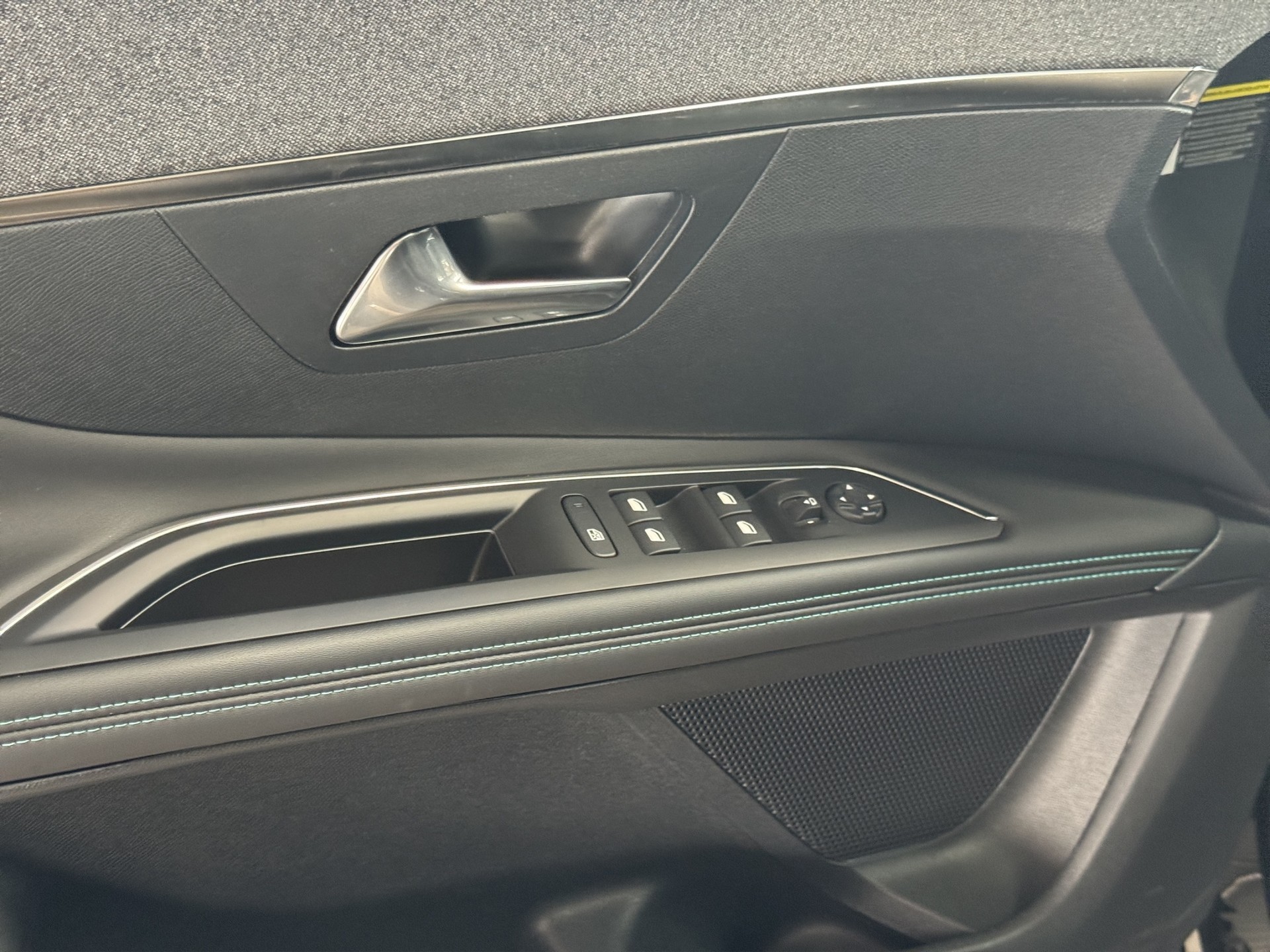 PEUGEOT 3008 1.2 PureTech Allure Pack EAT8-image-8