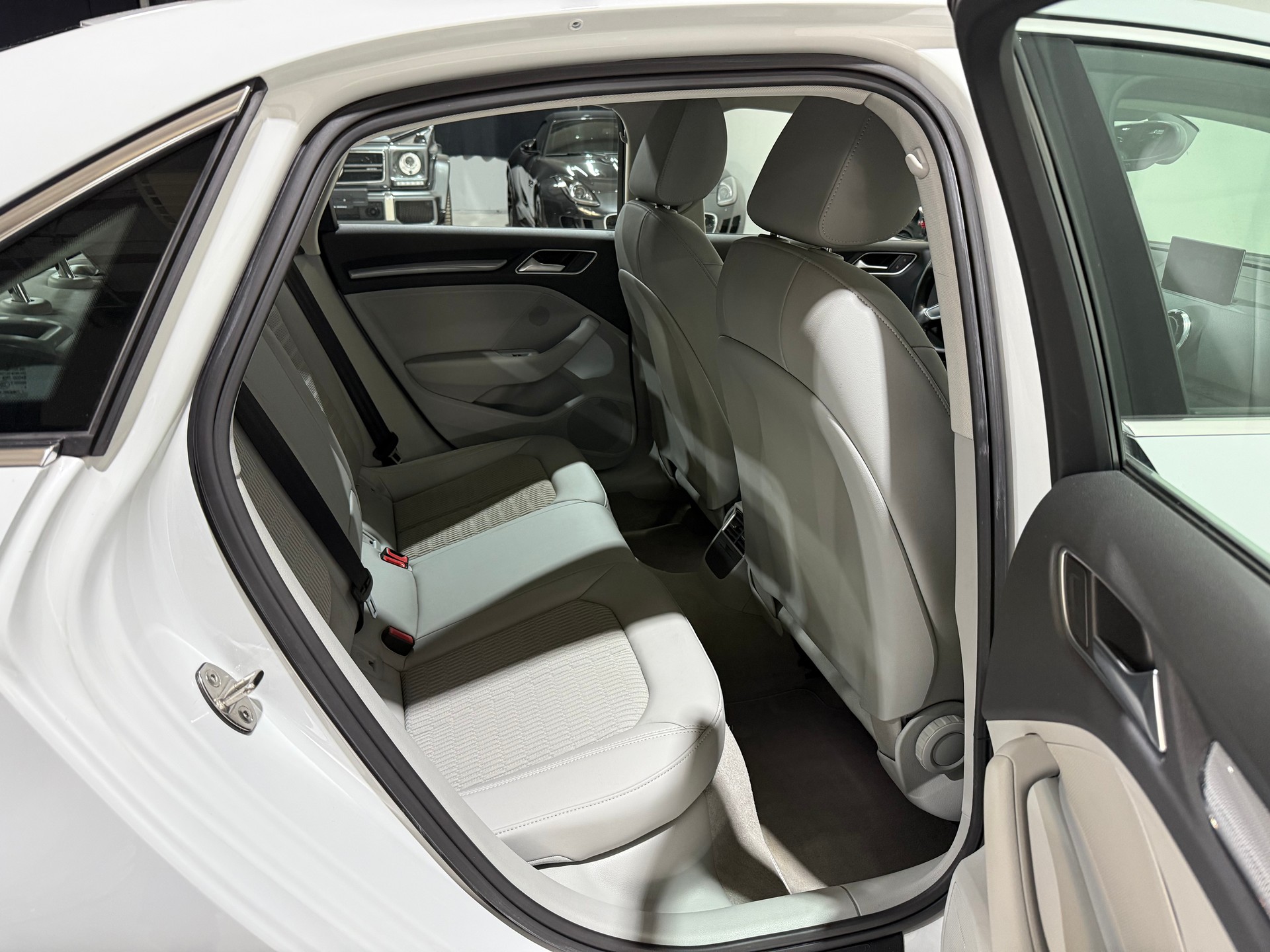 AUDI A3 Limousine 1.8 TFSI Ambiente S-tronic-image-14